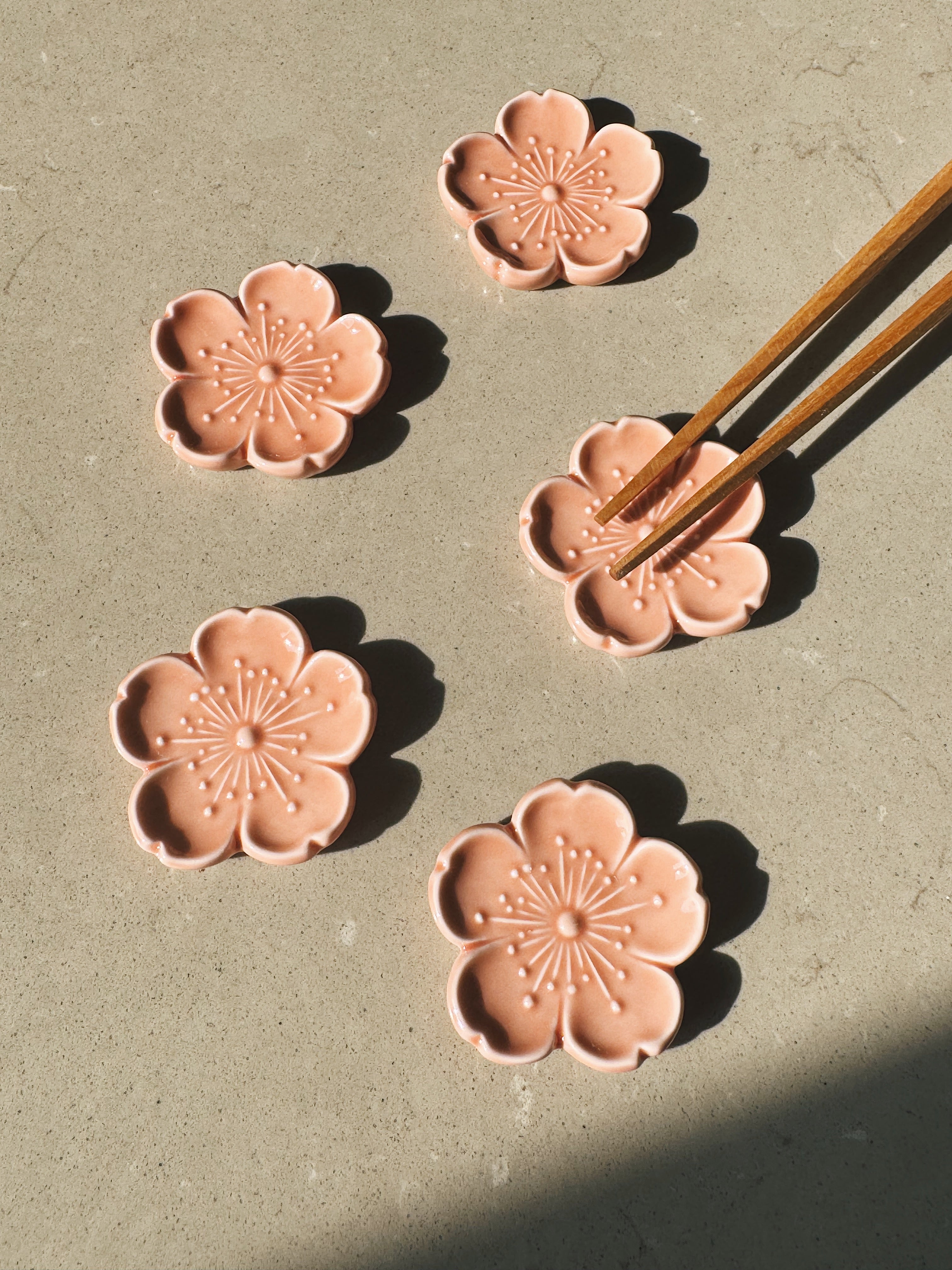 Spisepindholder i keramik | Lyserød blomsterform | Japan STUDIO HAFNIA