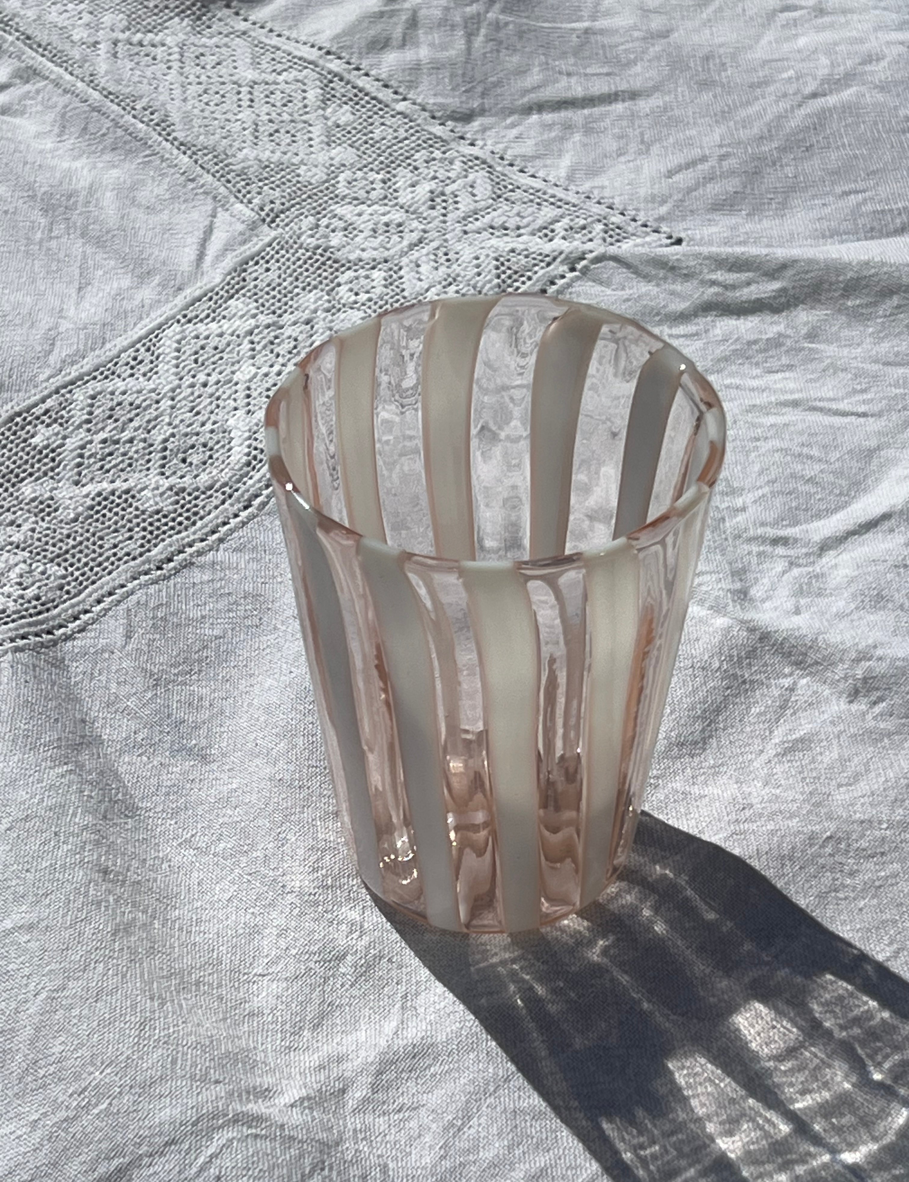 Håndblæst Murano Glas med Lys Pink og Hvide Striber Murano