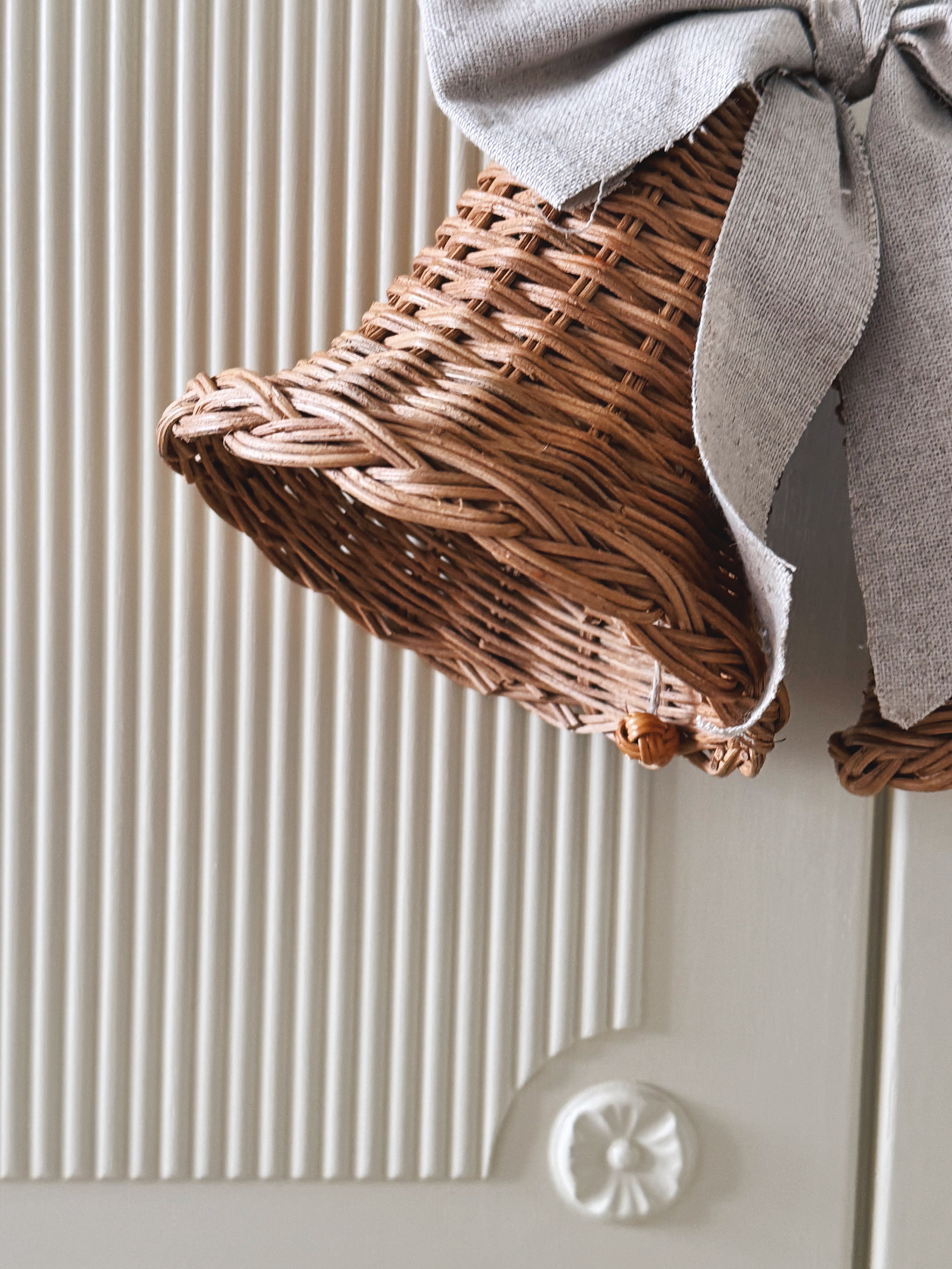 Sæt med 2 Hængende Rattan Juleklokker med Naturfarvet Sløjfe | D15 x H15 cm Studio Hafnia