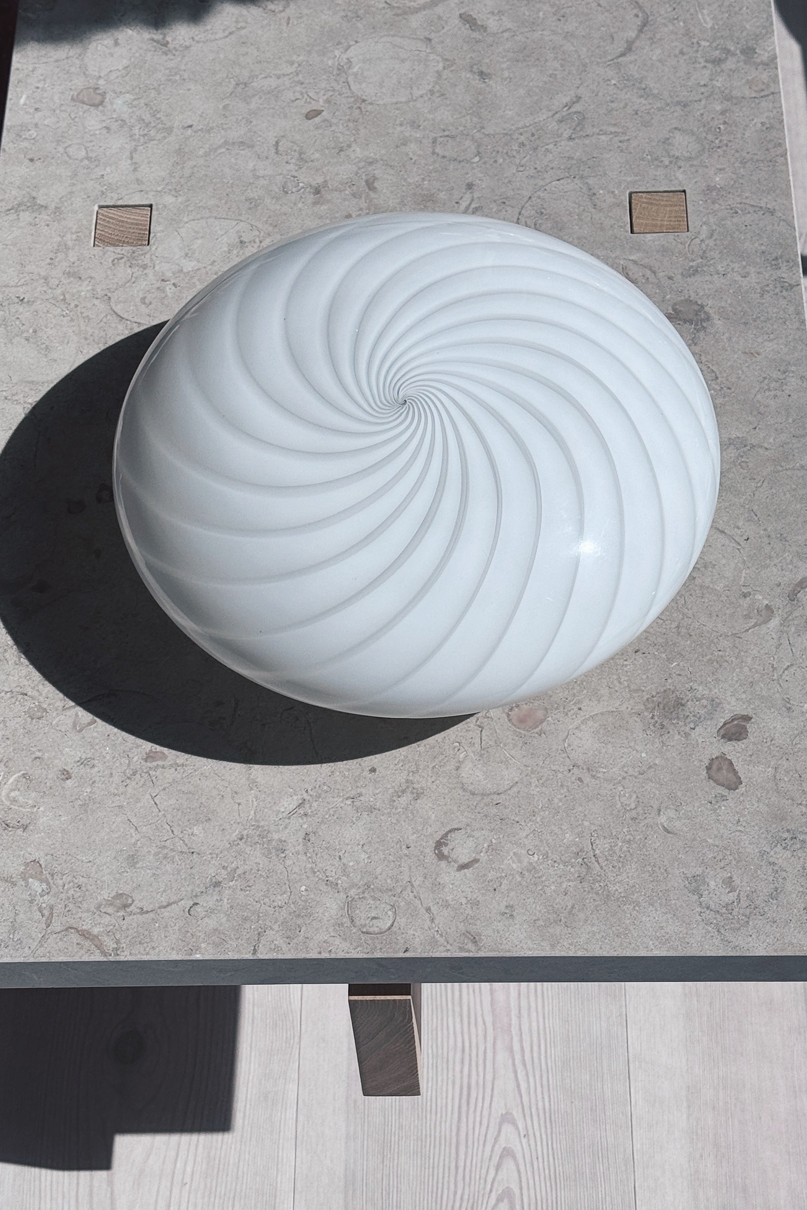 Vintage Murano Plafond Loftslampe/Væglampe i Hvidt Swirl Glas med Messingbase | Ø30 cm
