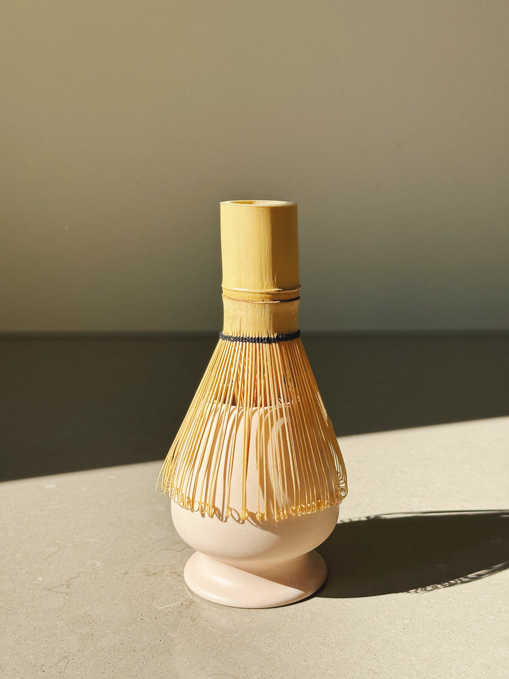 Matcha-sæt med skål, ske, piskeris og holder – mat lyserød keramik Studio Hafnia