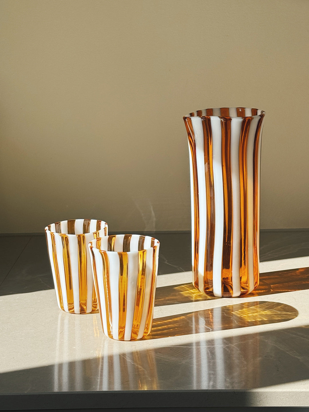 Håndblæst Murano Karaffel i Gio Ponti-stil – Lys Saltkaramel m. Hvide Striber Studio Hafnia
