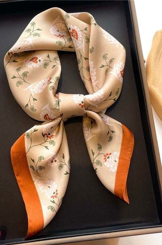 Tørklæde med Blomstermønster og Orange Kant | 70 x 70 cm Studio Hafnia