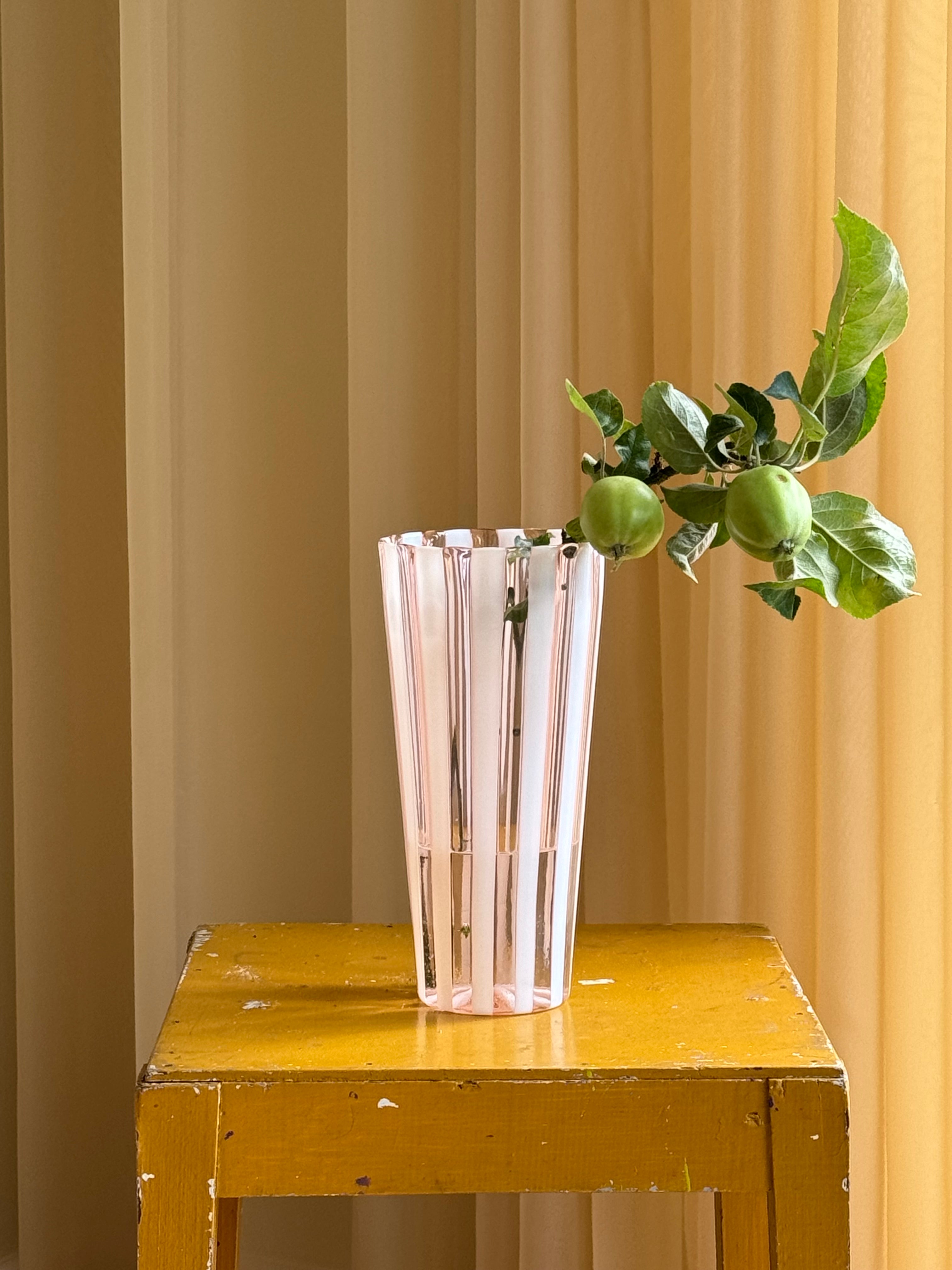 Mundblæst Murano Vase i Glas | Opal Hvid og Lys Pink Striber Murano
