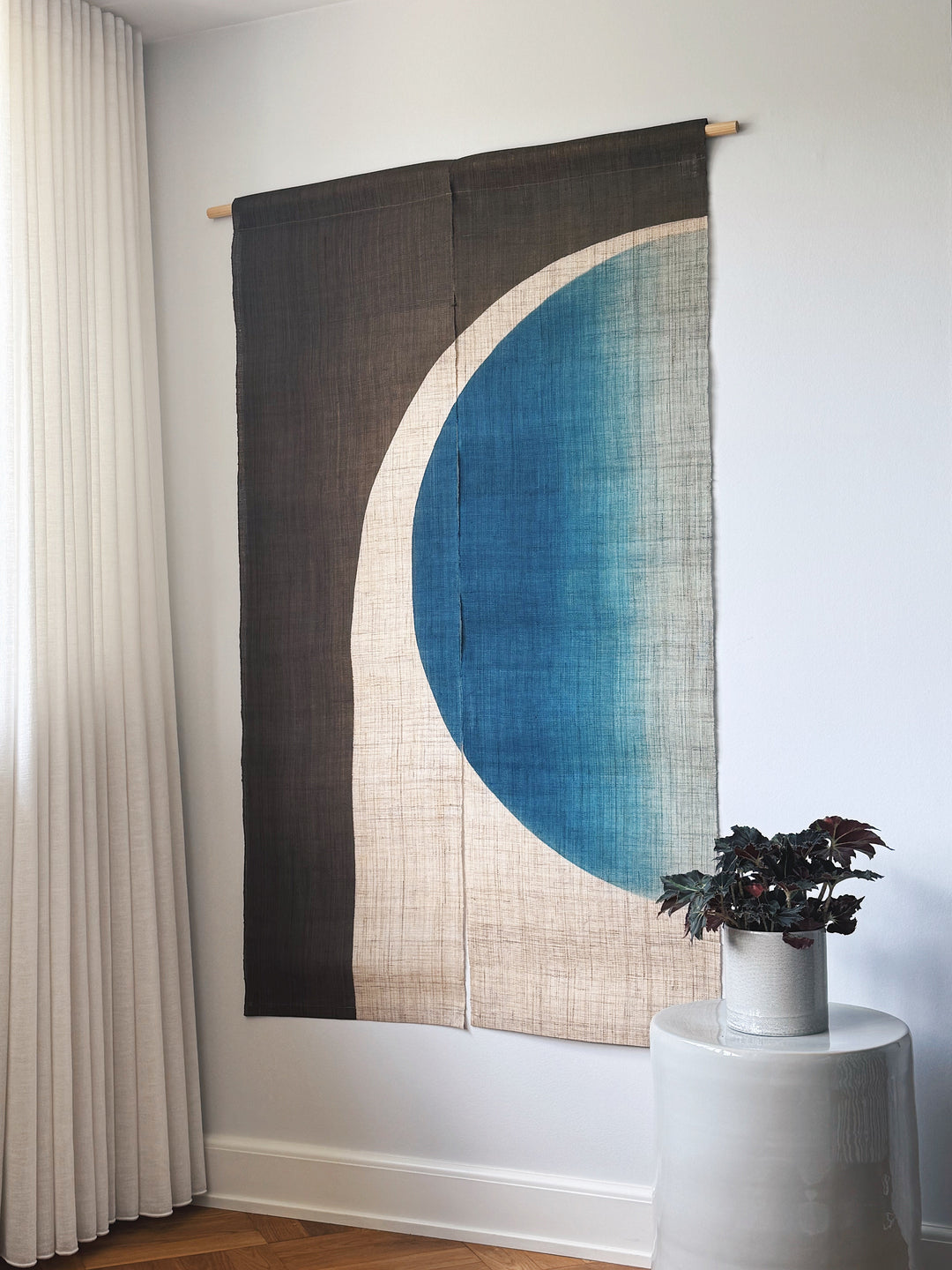 Japansk Vægtæppe i Hamp med Ophæng | Halvcirkelmotiv i Khaki & Blå | 150 × 88 cm Studio Hafnia