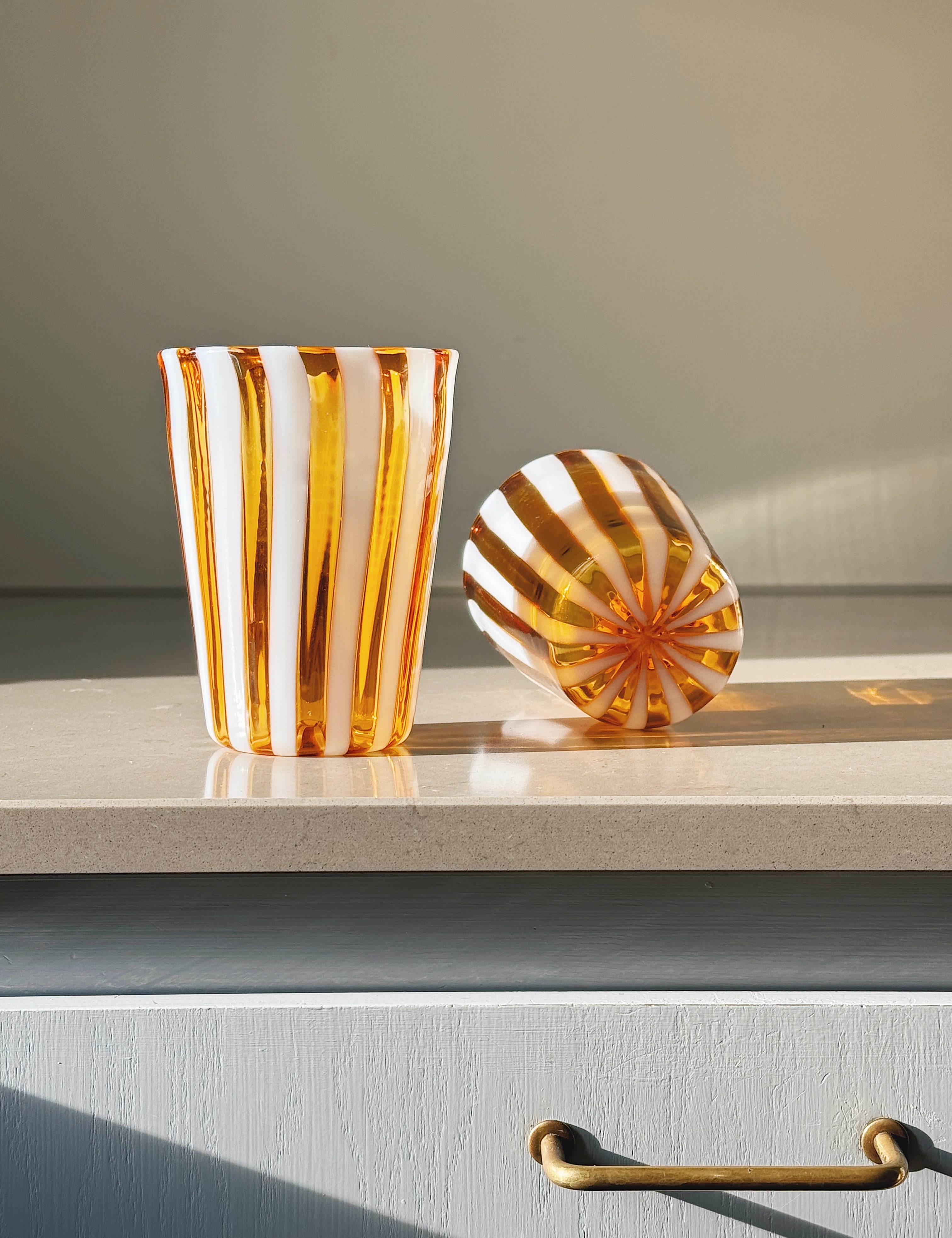 Håndblæst Murano Glas i Gio Ponti Stil med Lys Saltkaramel og Hvide Striber Murano