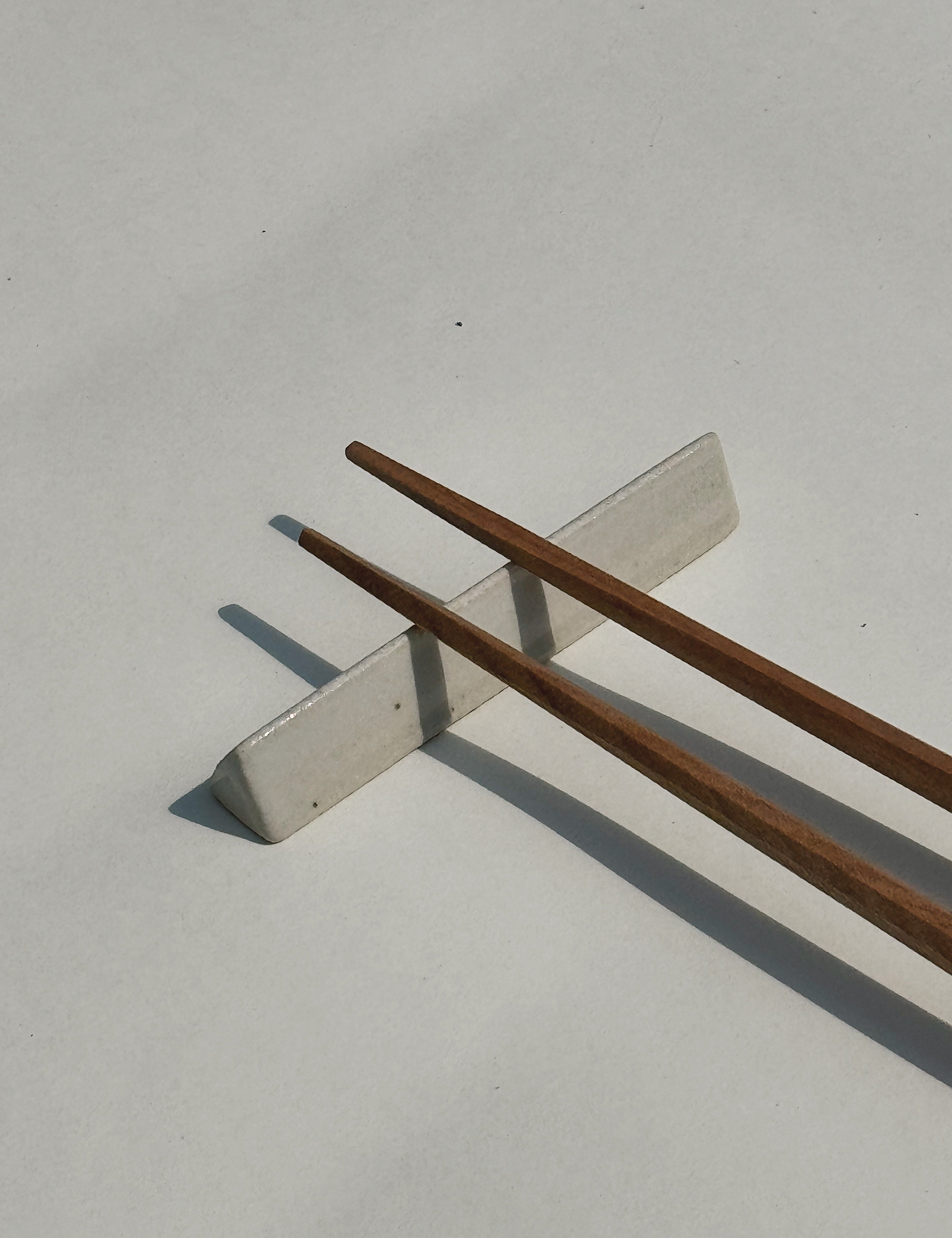 Spisepindholder i keramik | Hvid trekant | Japan STUDIO HAFNIA