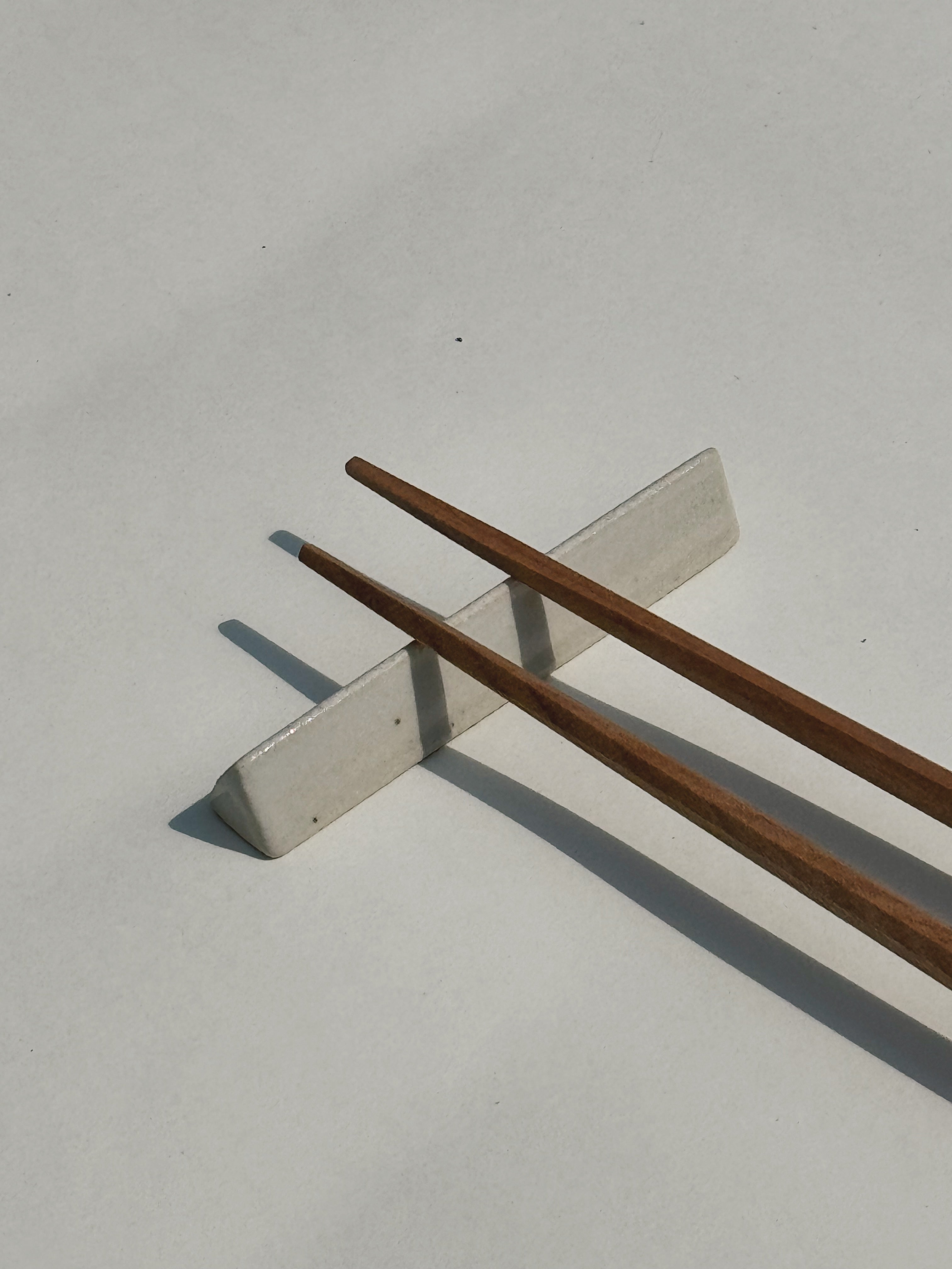Spisepindholder i keramik | Hvid trekant | Japan STUDIO HAFNIA