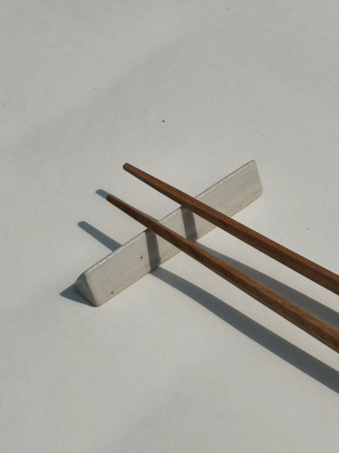 Spisepindholder i keramik | Hvid trekant | Japan STUDIO HAFNIA