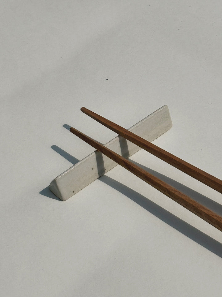Spisepindholder i keramik | Hvid trekant | Japan STUDIO HAFNIA