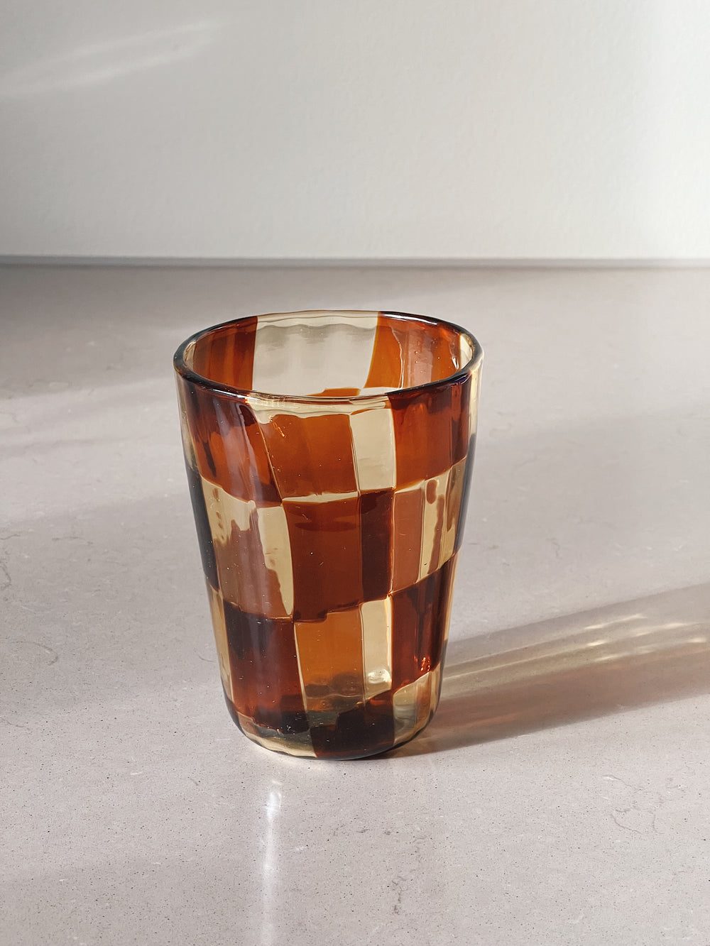 Håndblæst Murano Glas med skaktern i karamel og brun Murano