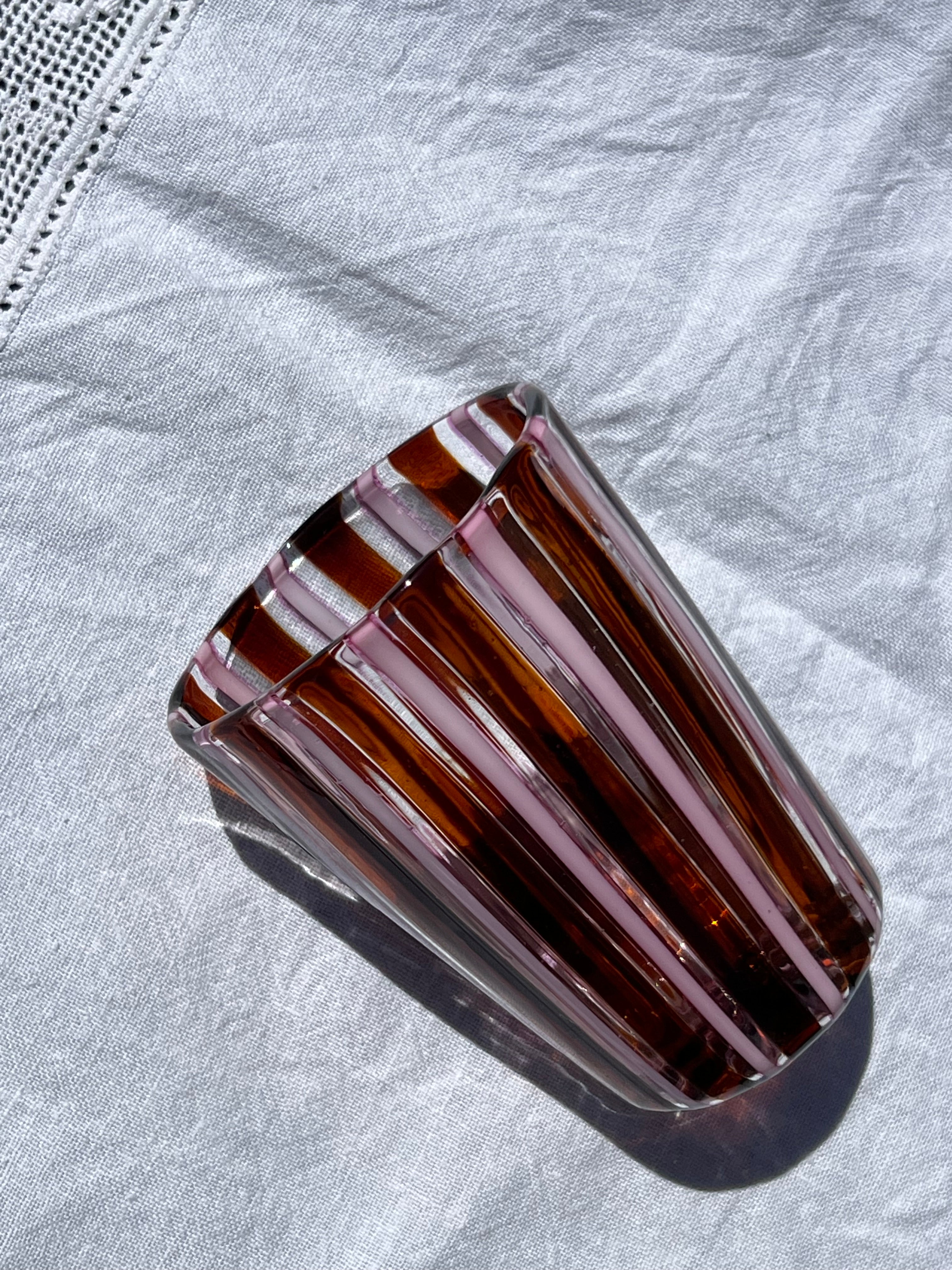 Håndblæst Murano Glas i Pio Ponti Stil med blå, hvide og ametyst stribermed Karamelfarvet/Brune og Opal Pink Striber (kopi) Murano