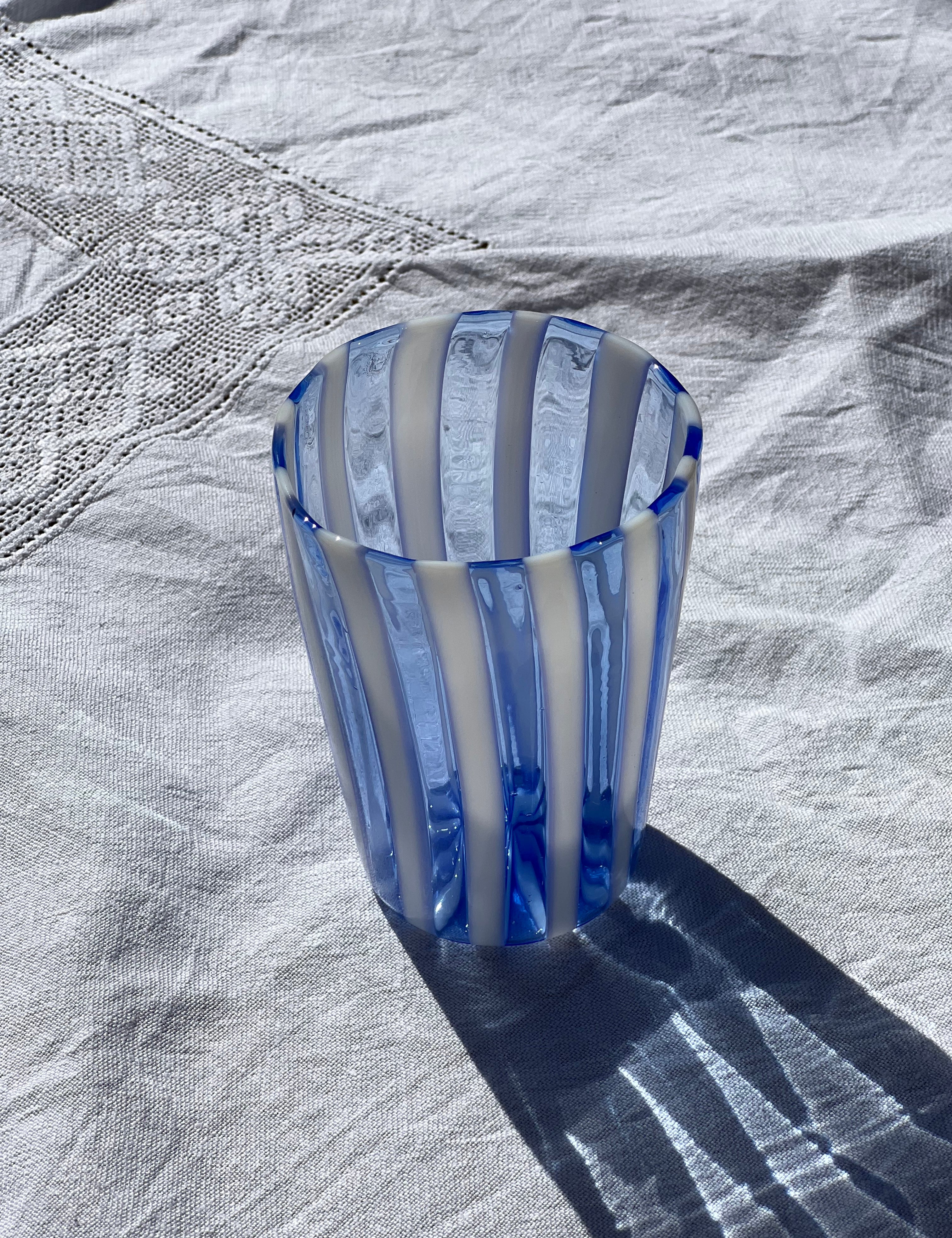 Håndblæst Murano Glas med Lys Blå og Hvide Striber Murano