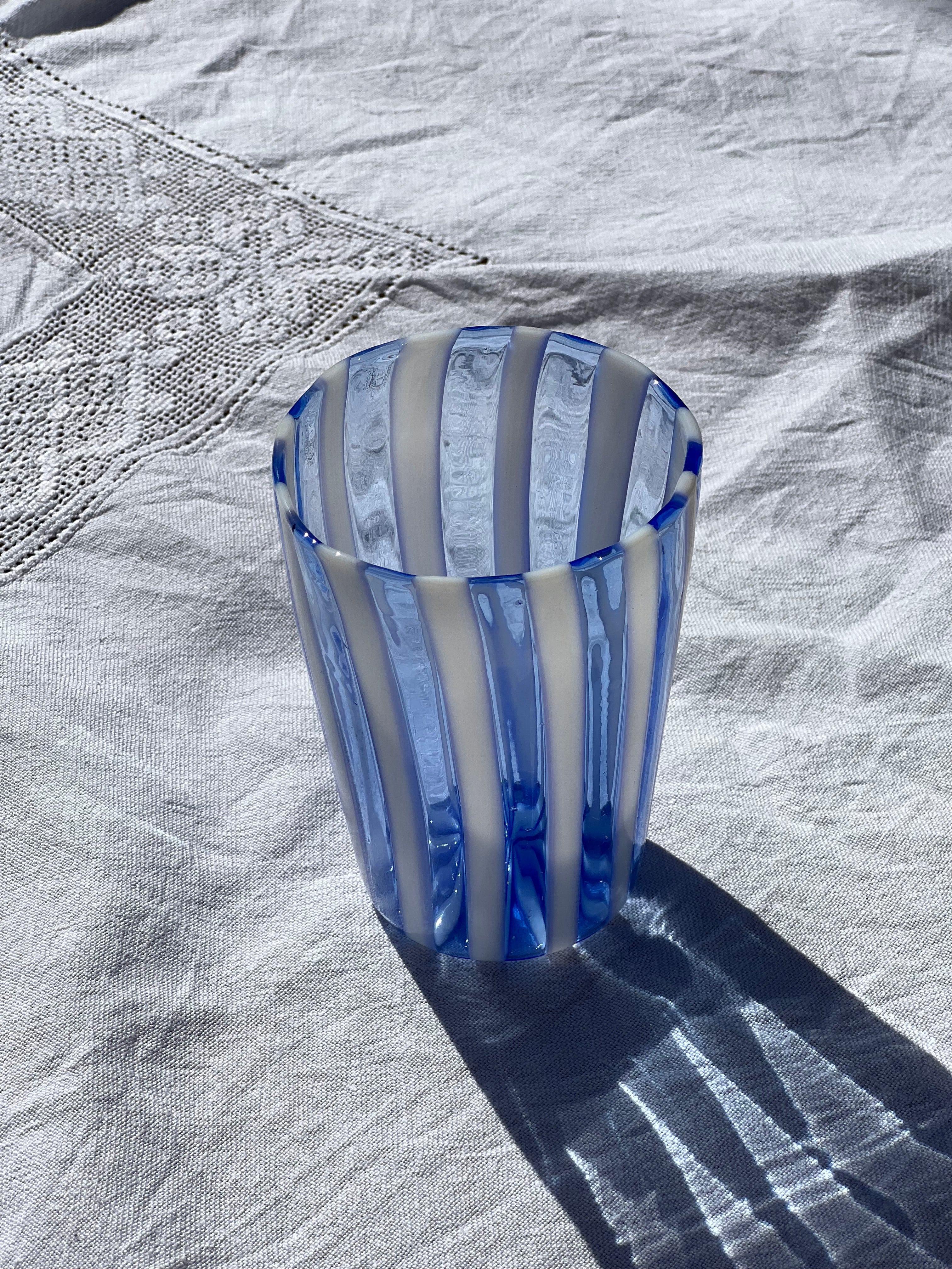 Håndblæst Murano Glas med Lys Blå og Hvide Striber Murano