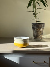 Matcha Skål i Gul og Hvid Keramik – Japansk Design Studio Hafnia