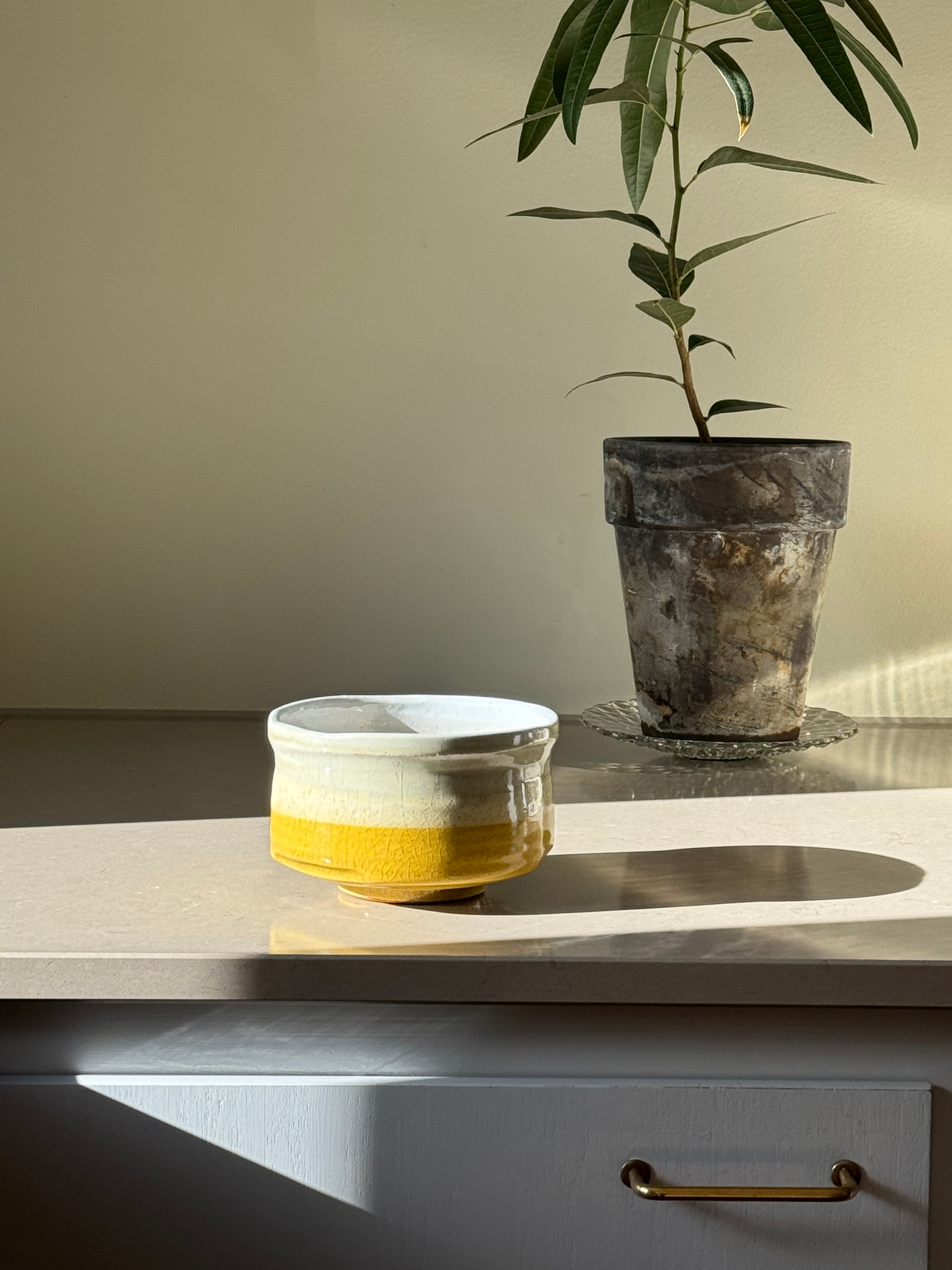 Matcha Skål i Gul og Hvid Keramik – Japansk Design Studio Hafnia