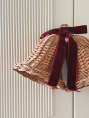 Sæt med 2 Hængende Rattan Juleklokker med Mørkerød Sløjfe | D15 x H15 cm Studio Hafnia