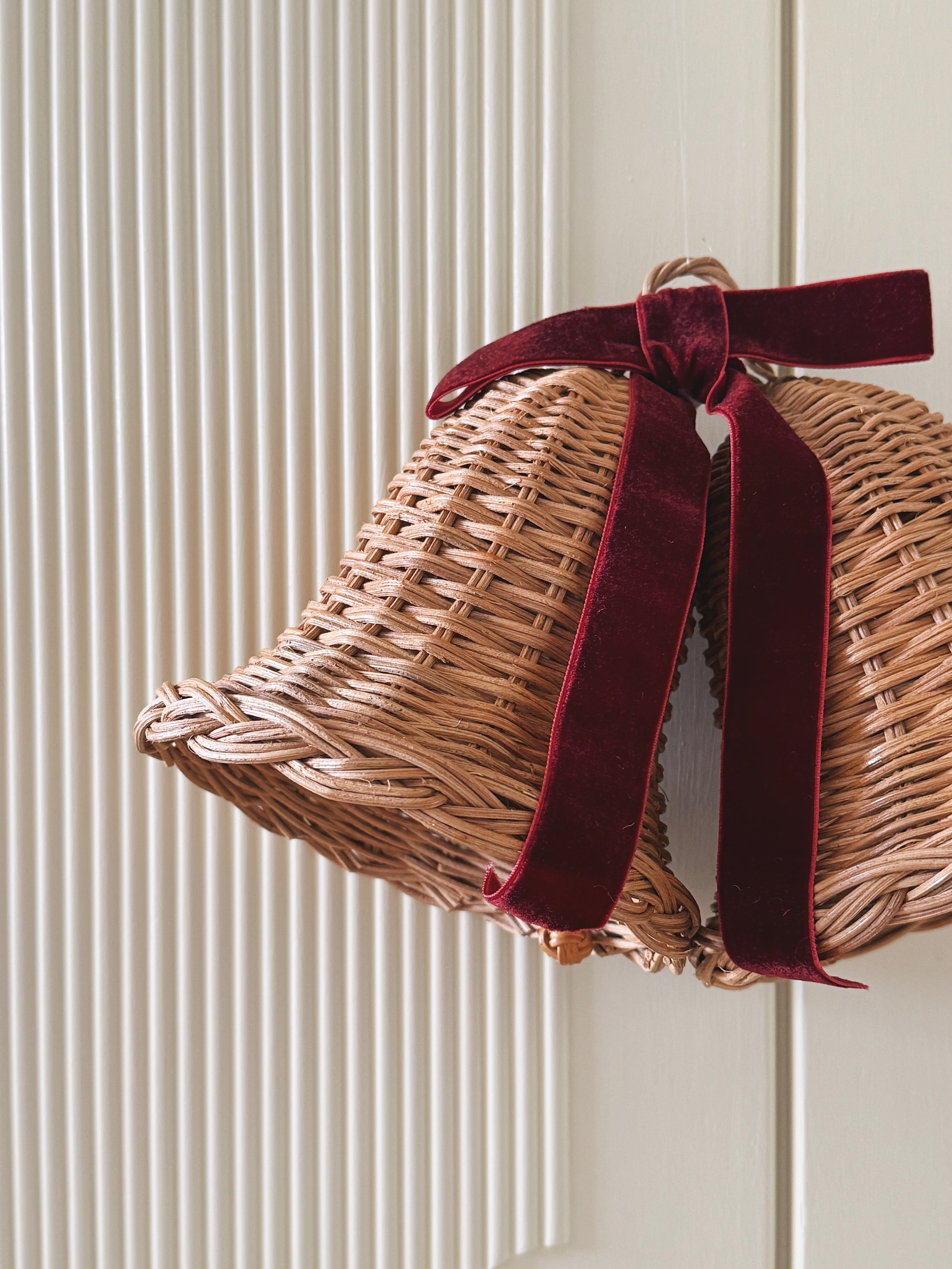 Sæt med 2 Hængende Rattan Juleklokker med Mørkerød Sløjfe | D15 x H15 cm Studio Hafnia