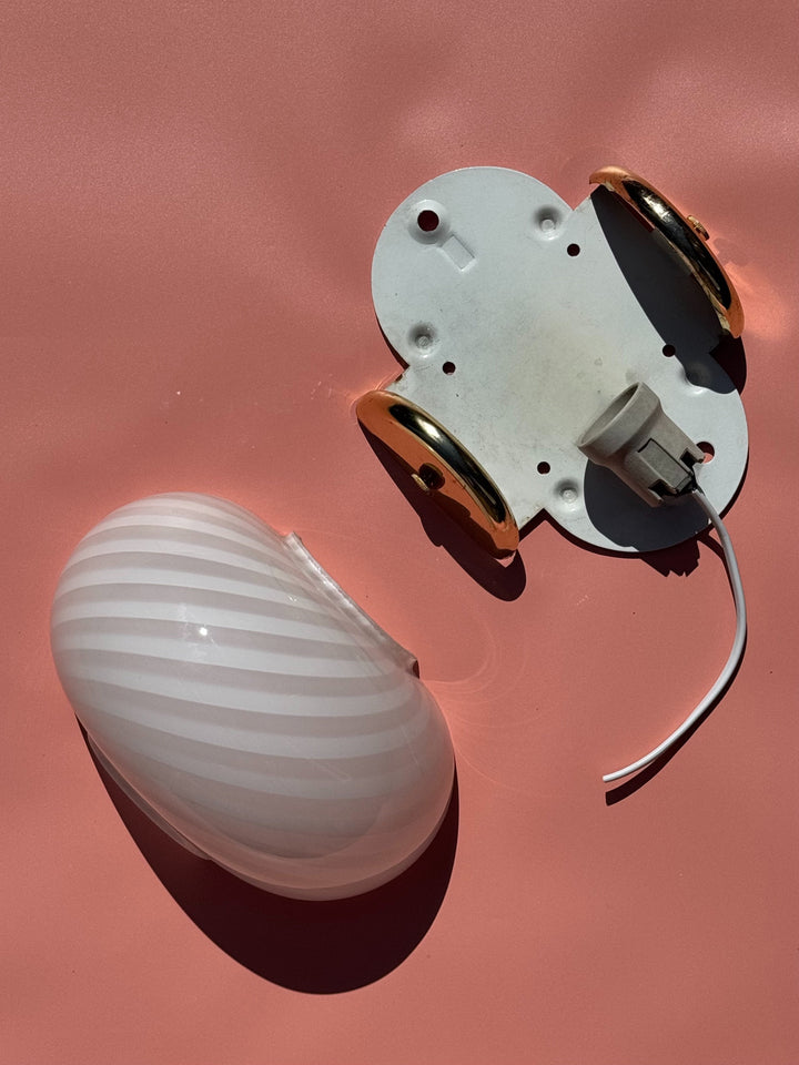 Vintage Murano Væglampe i Hvid Swirlglas med Messingbeslag – L22 cm Studio Hafnia