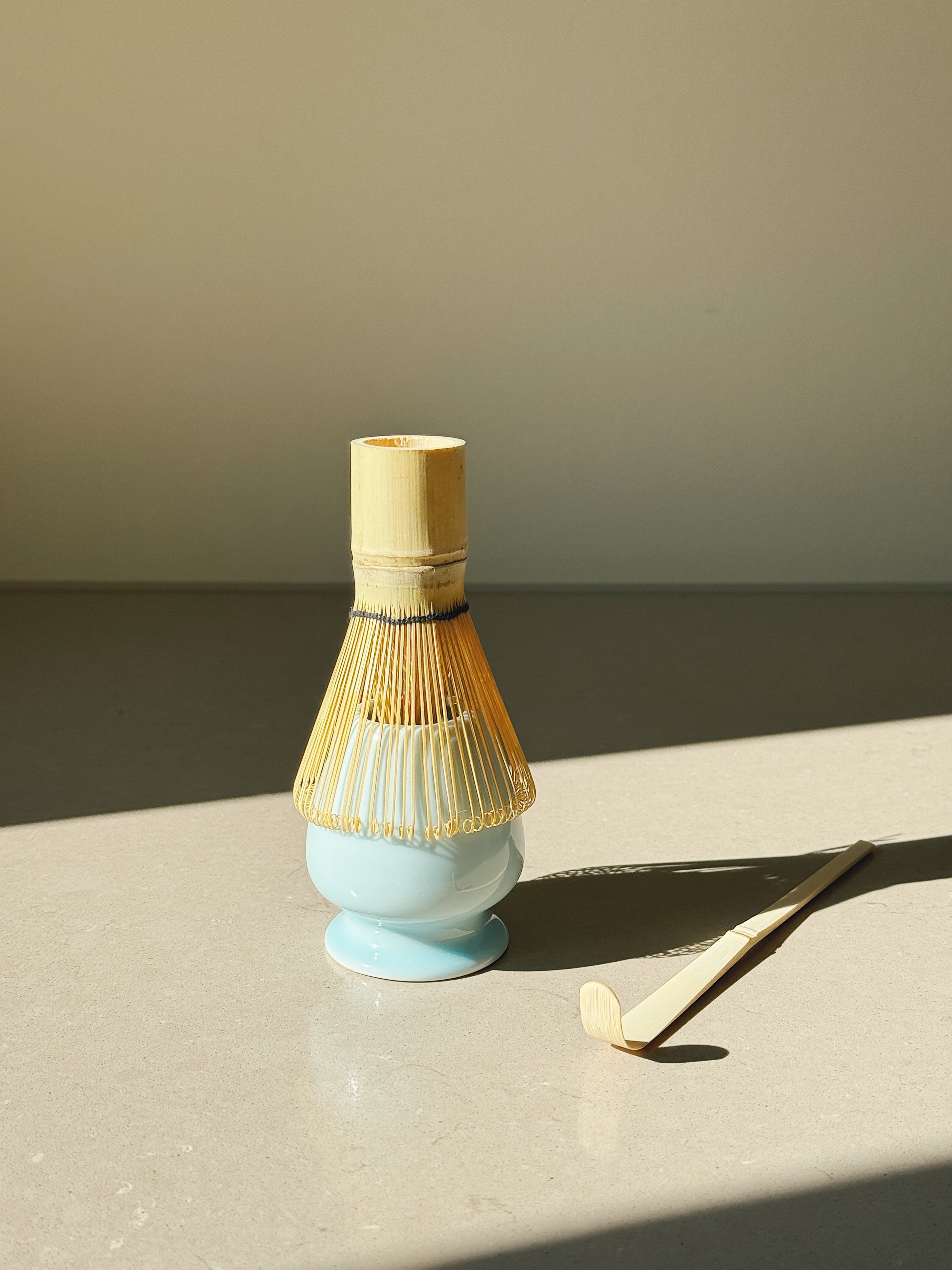 Matcha-sæt med skål, ske, piskeris og holder – lyseblå glaseret keramik Studio Hafnia