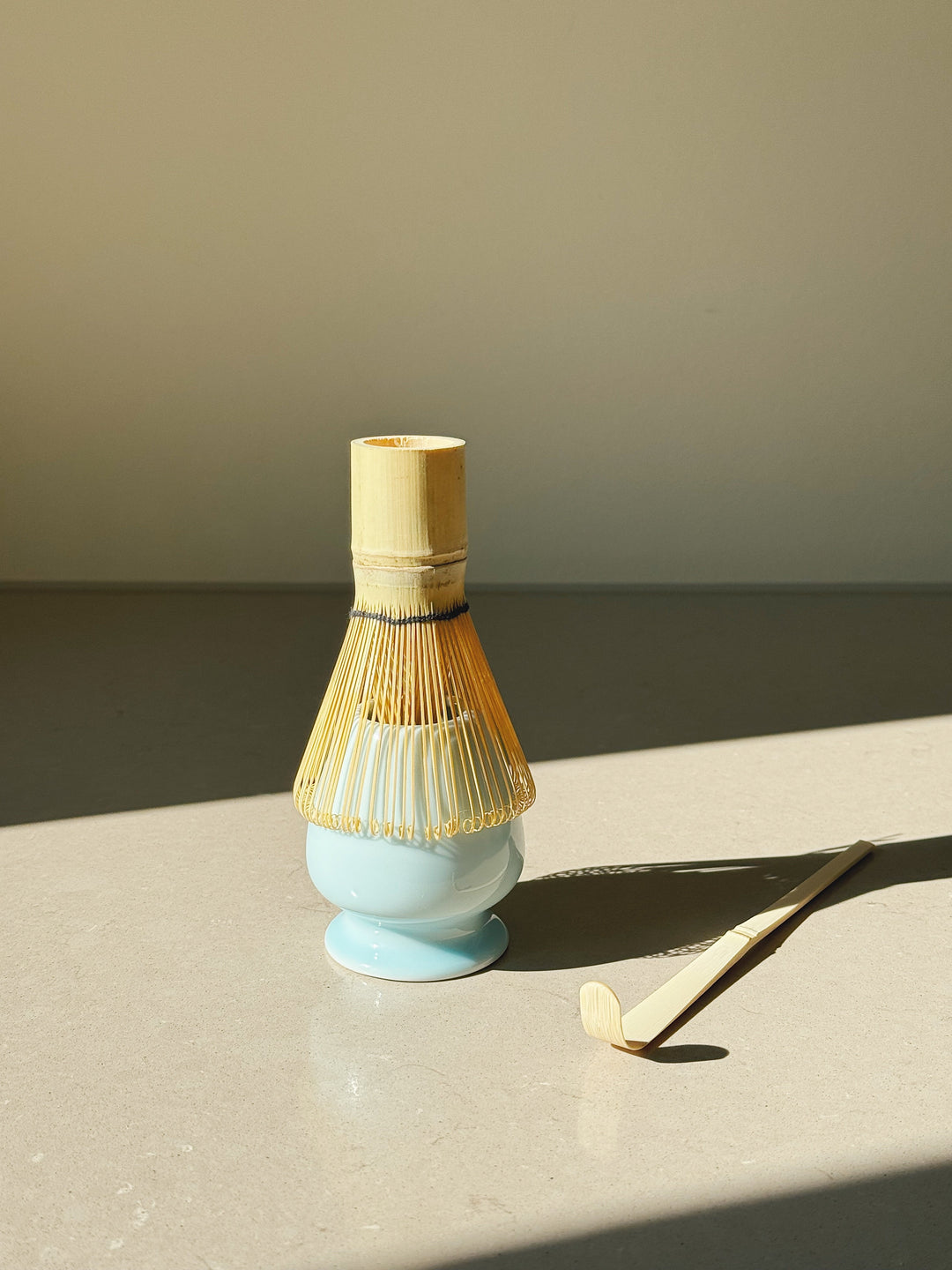 Matcha-sæt med skål, ske, piskeris og holder – lyseblå glaseret keramik Studio Hafnia