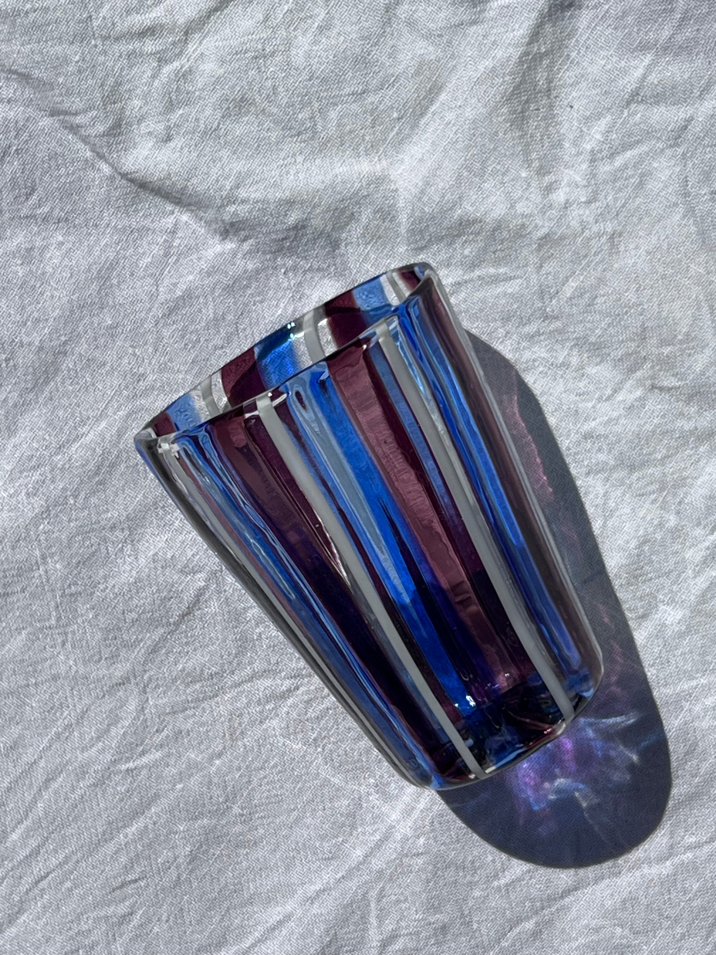 Håndblæst Murano Glas med Blå, Ametyst og Hvide Striber Murano