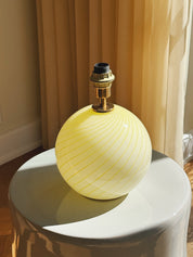 Vintage Murano lampefod | Gul swirl-glas & messing, H18 cm Murano