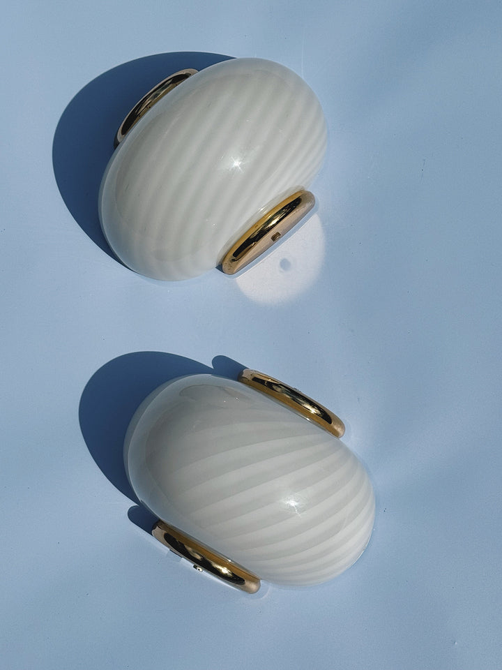 Vintage Murano væglampe | Hvid swirlglas & messing, L21 cm Studio Hafnia