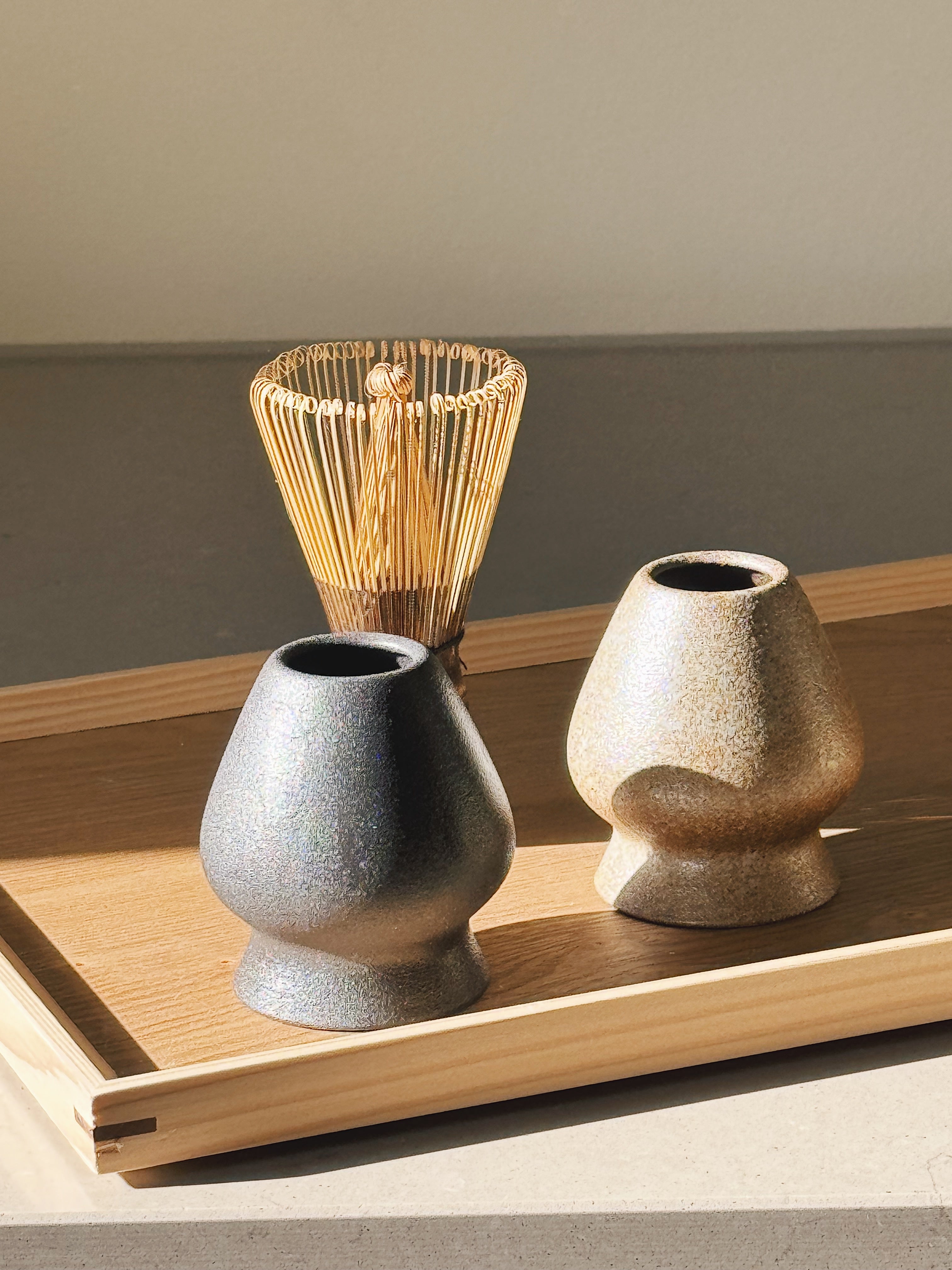 Matcha Holder i Mat Sort eller Grå/Brun Glasur Studio Hafnia