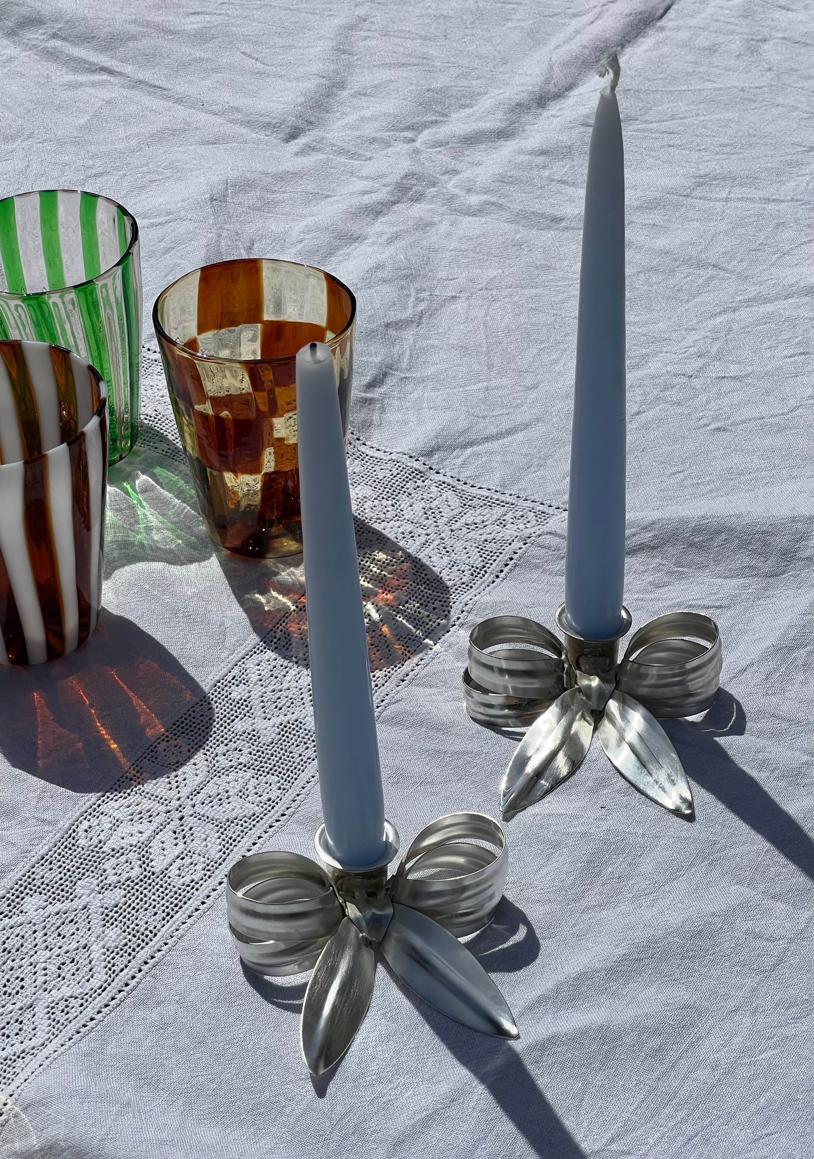 Lysestage formet som en sløjfe | Mat sølv STUDIO HAFNIA