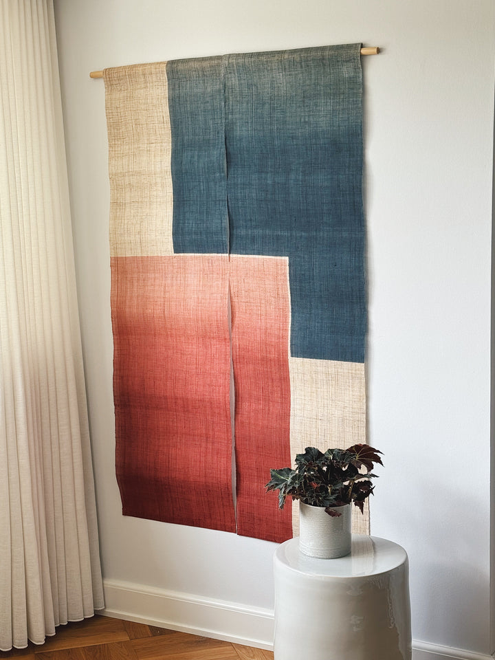 Japansk Vægtæppe i Hamp med Ophæng | Geometrisk Rød & Blå | 150 × 88 cm  STUDIO HAFNIA