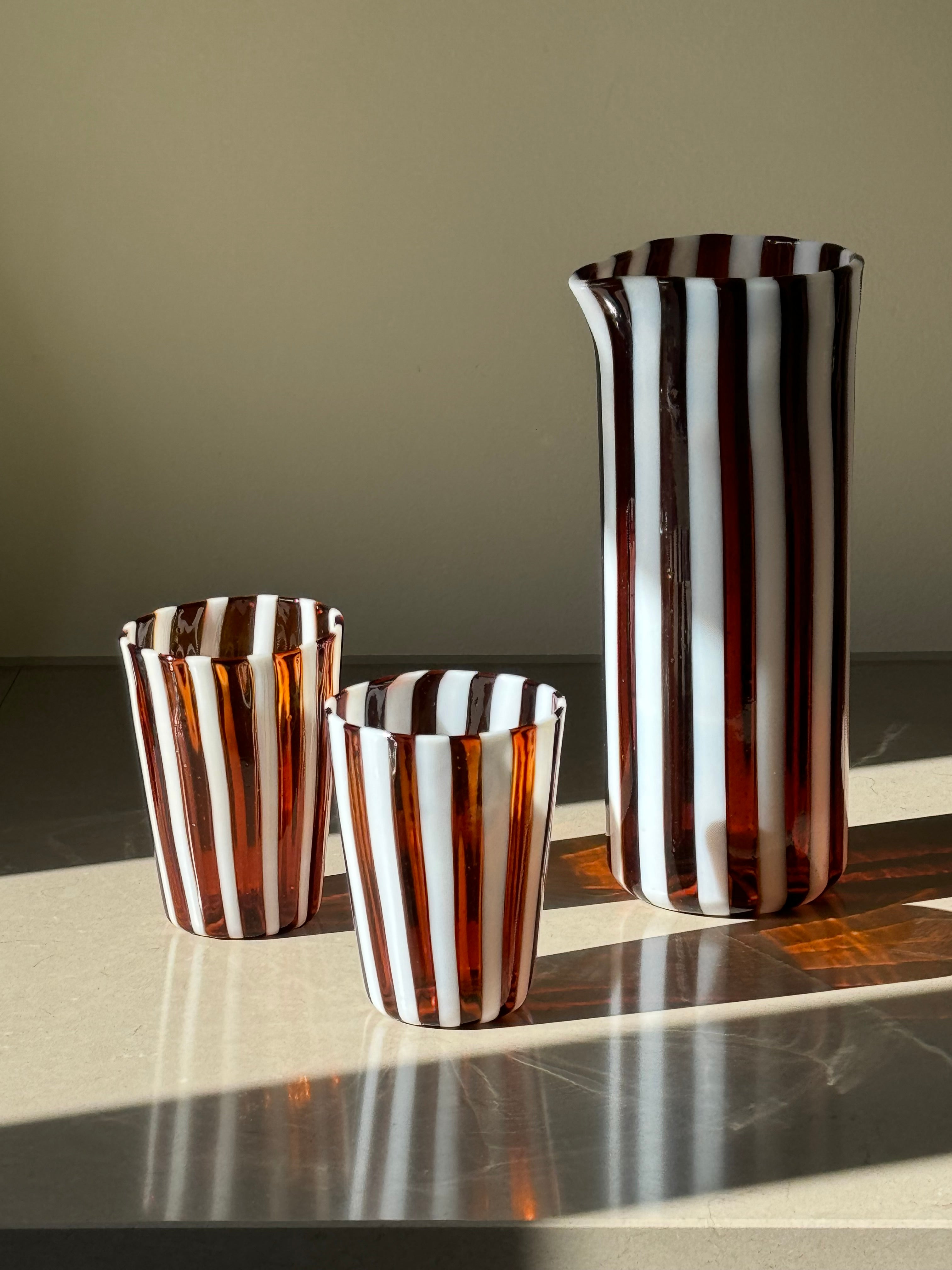 Håndblæst Murano Karaffel i glas i Gio Ponti Stil med Saltkaramel og Hvide Striber Murano