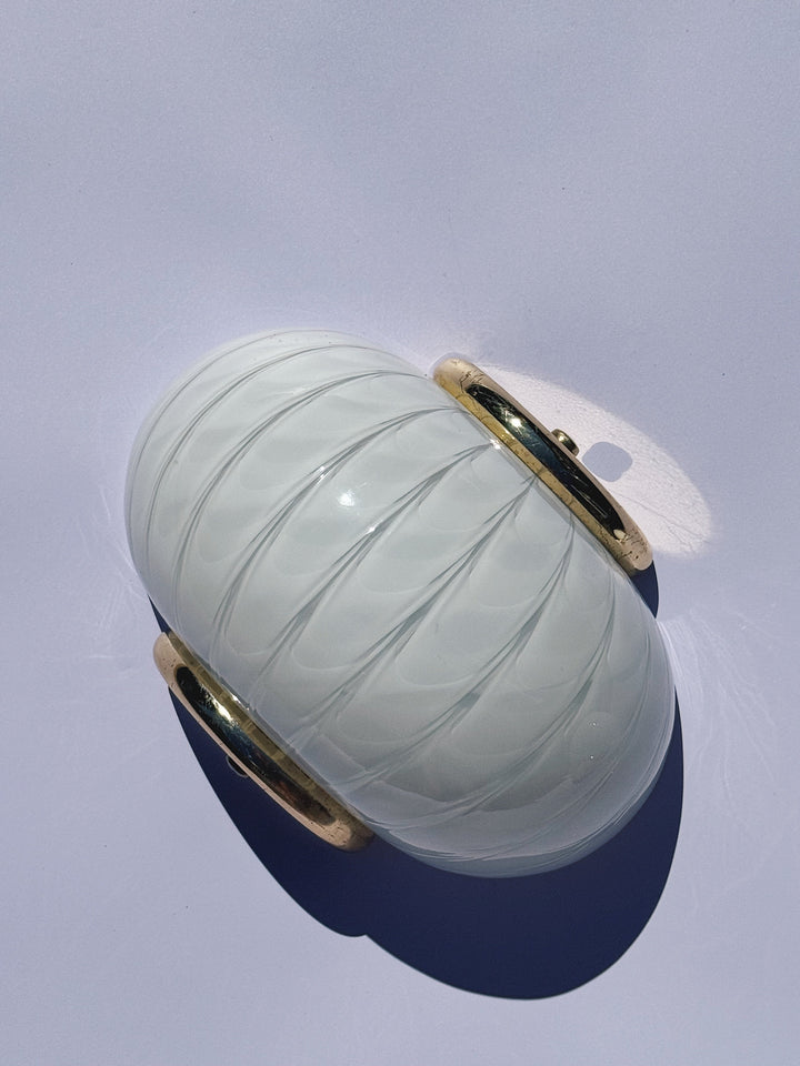 Vintage Murano væglampe | Hvidt swirlglas & messingbeslag Studio Hafnia