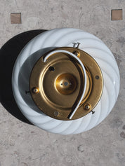 Nærbillede af messingbase med E27-fatning på Murano plafondlampe, Ø30 cm, Studio Hafnia