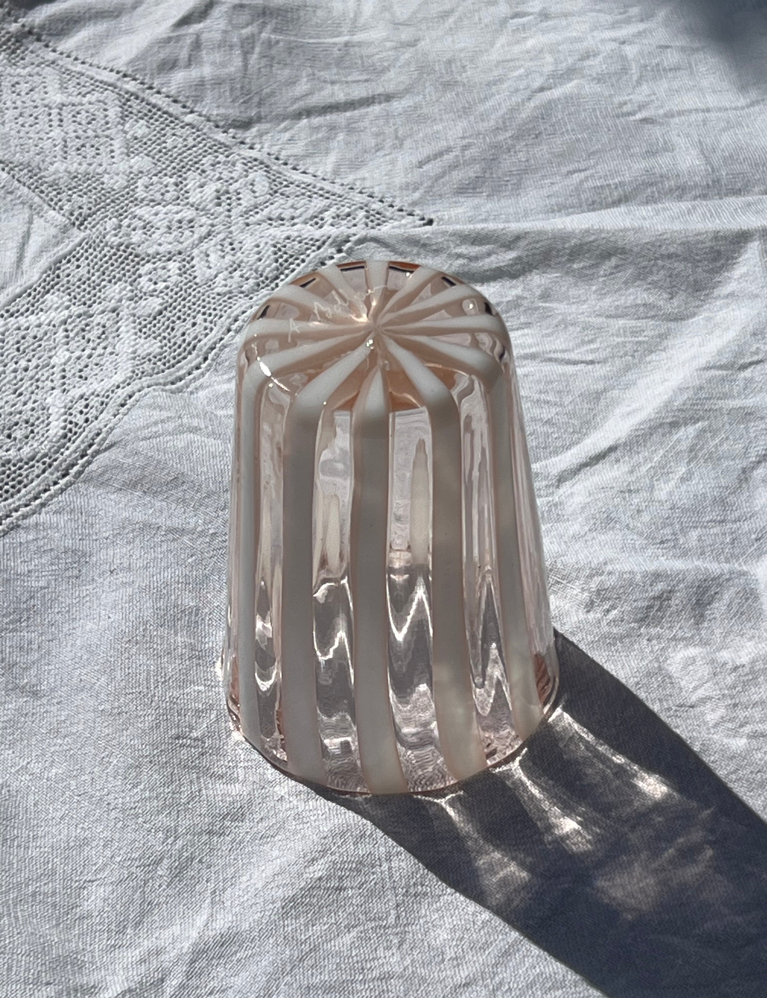 Håndblæst Murano Glas med Lys Pink og Hvide Striber Murano