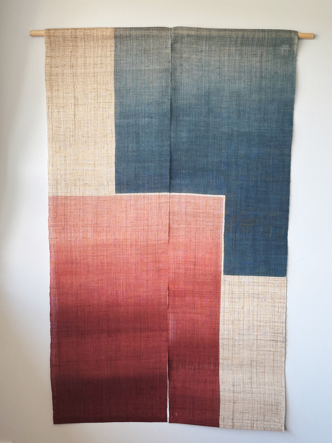 Japansk Vægtæppe i Hamp med Ophæng | Geometrisk Rød & Blå | 150 × 88 cm  STUDIO HAFNIA