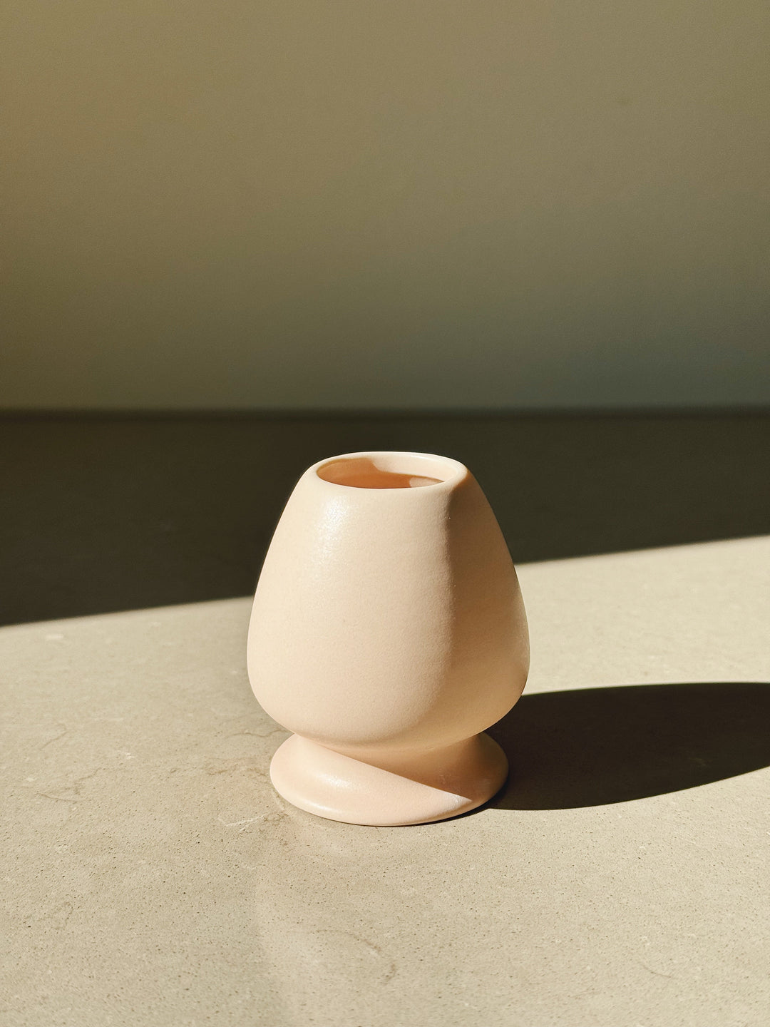 Matcha-sæt med skål, ske, piskeris og holder – mat lyserød keramik Studio Hafnia