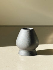 Matcha Holder i Mat Sort eller Grå/Brun Glasur Studio Hafnia