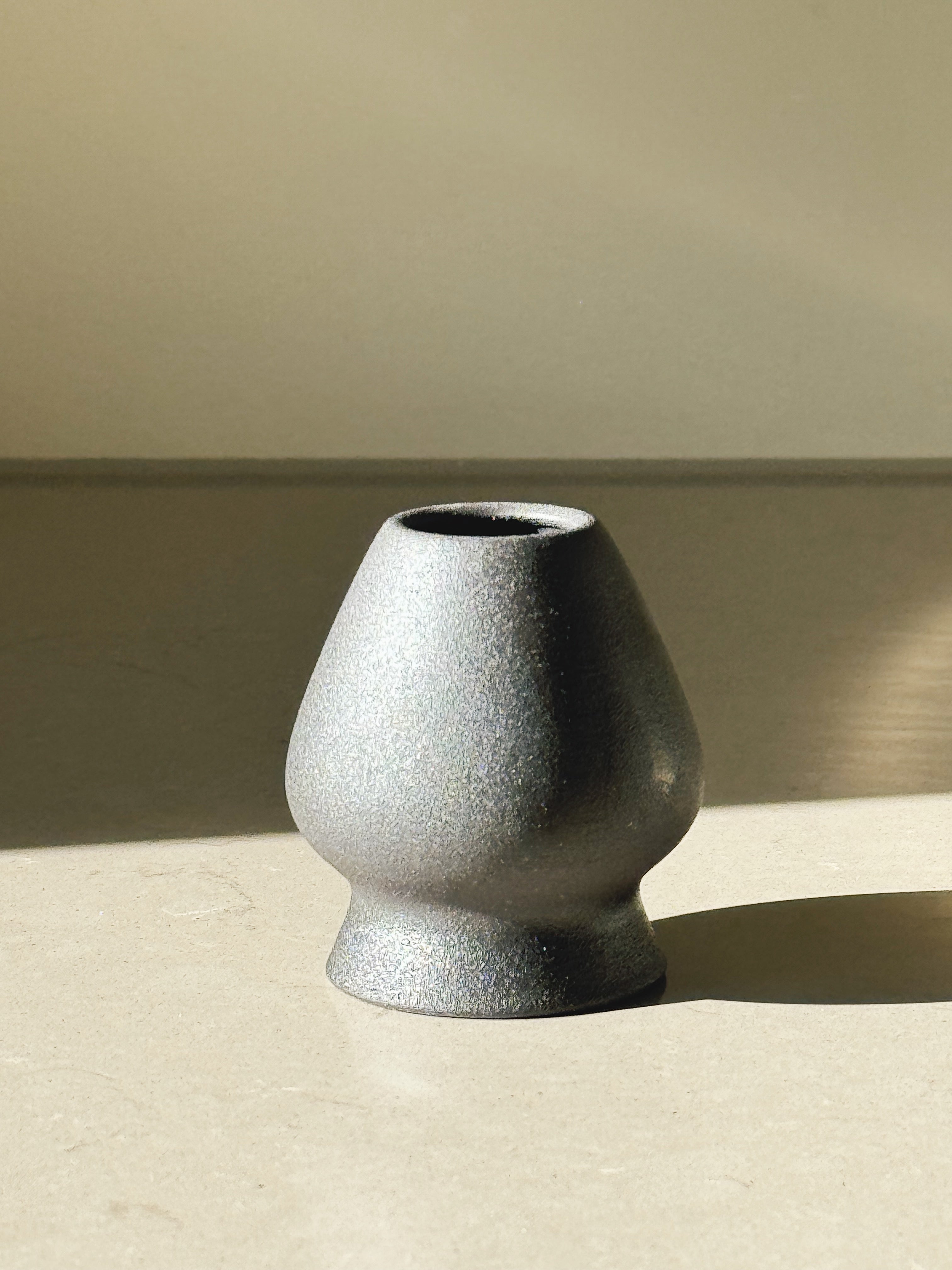 Matcha Holder i Mat Sort eller Grå/Brun Glasur Studio Hafnia