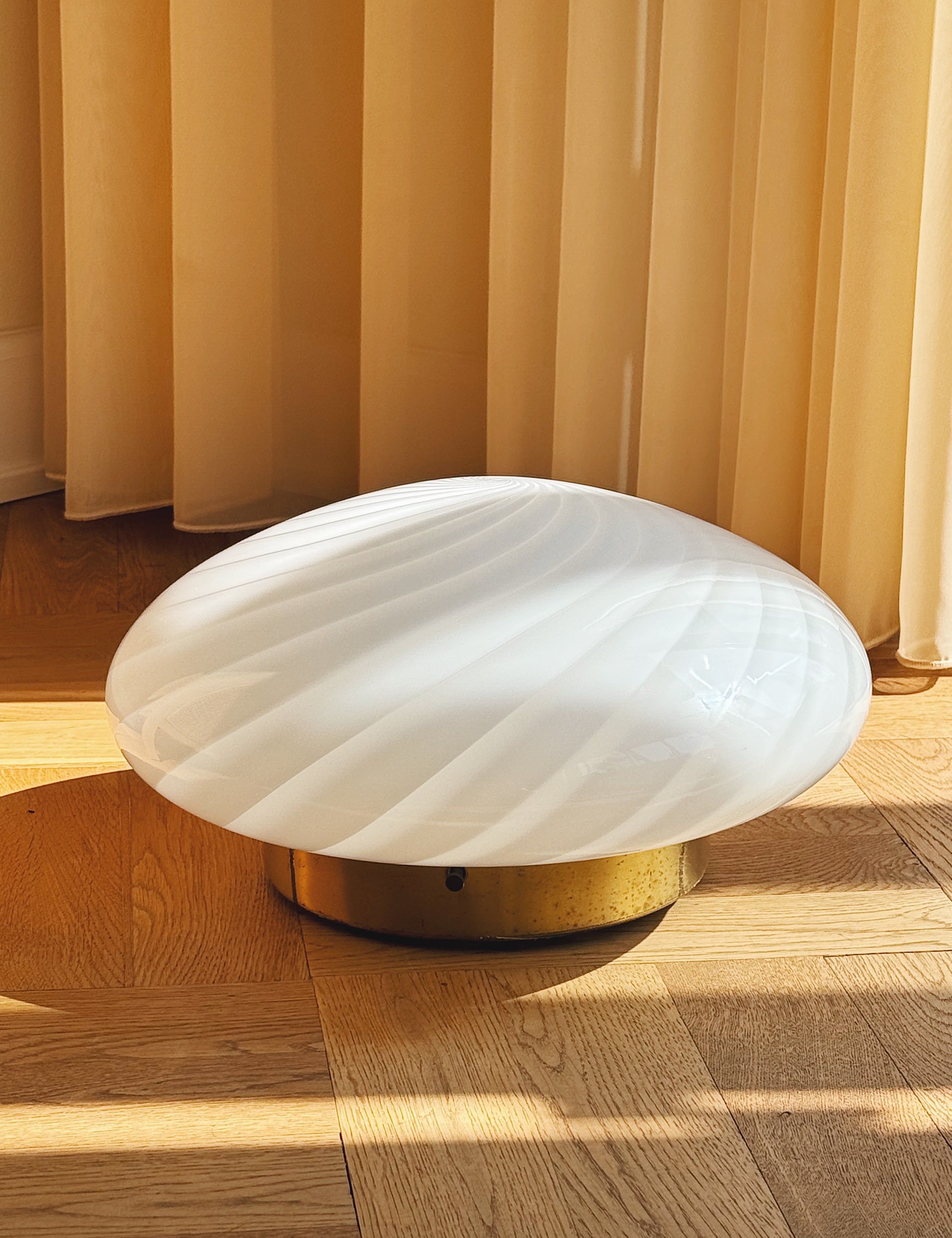 Vintage Murano plafond Ø35 cm – hvidt swirlglas & messingbase Murano