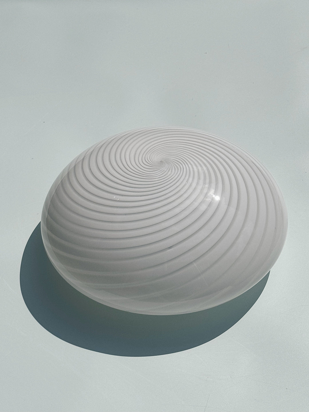 Vintage Murano Plafondlampe i Hvidt Swirl Glas | Loft-/Væglampe Ø30 cm Studio Hafnia