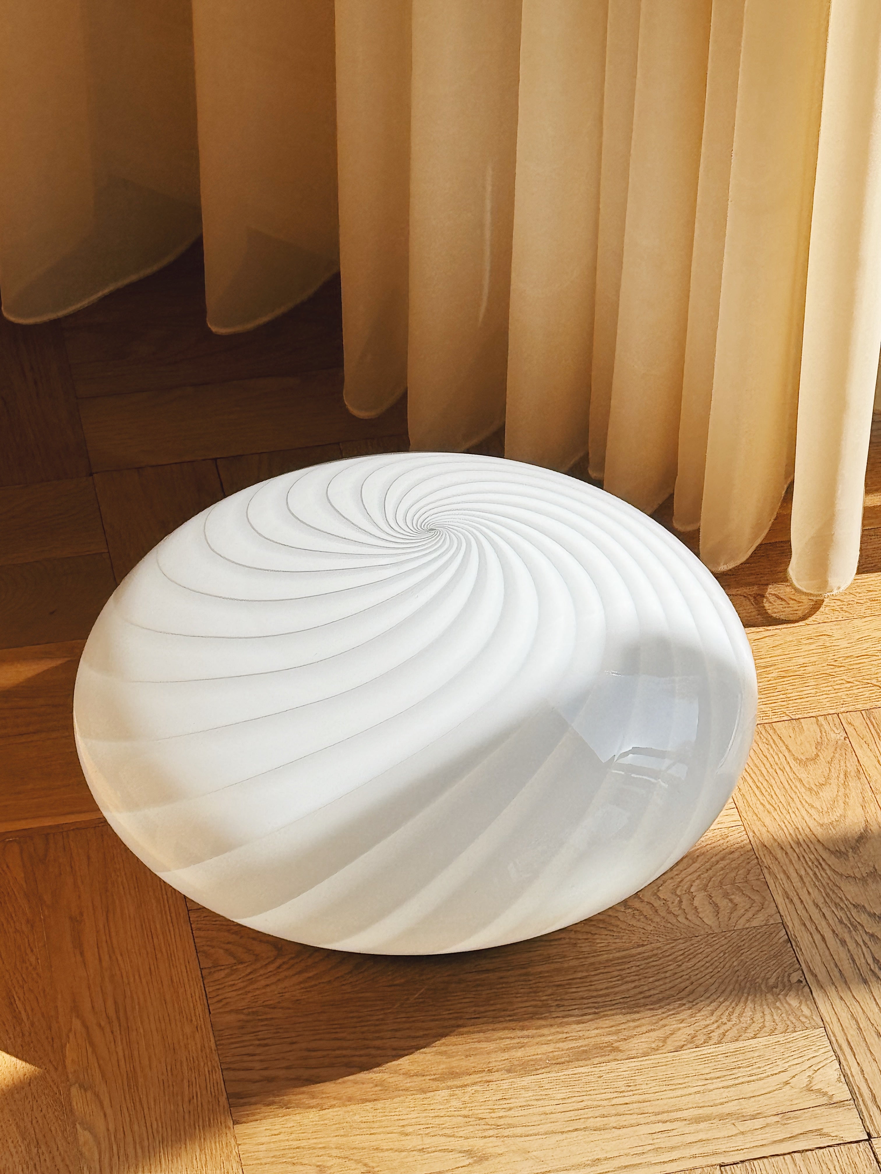 Vintage Murano plafond Ø35 cm – hvidt swirlglas & messingbase Murano