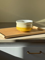 Matcha Skål i Gul og Hvid Keramik – Japansk Design Studio Hafnia