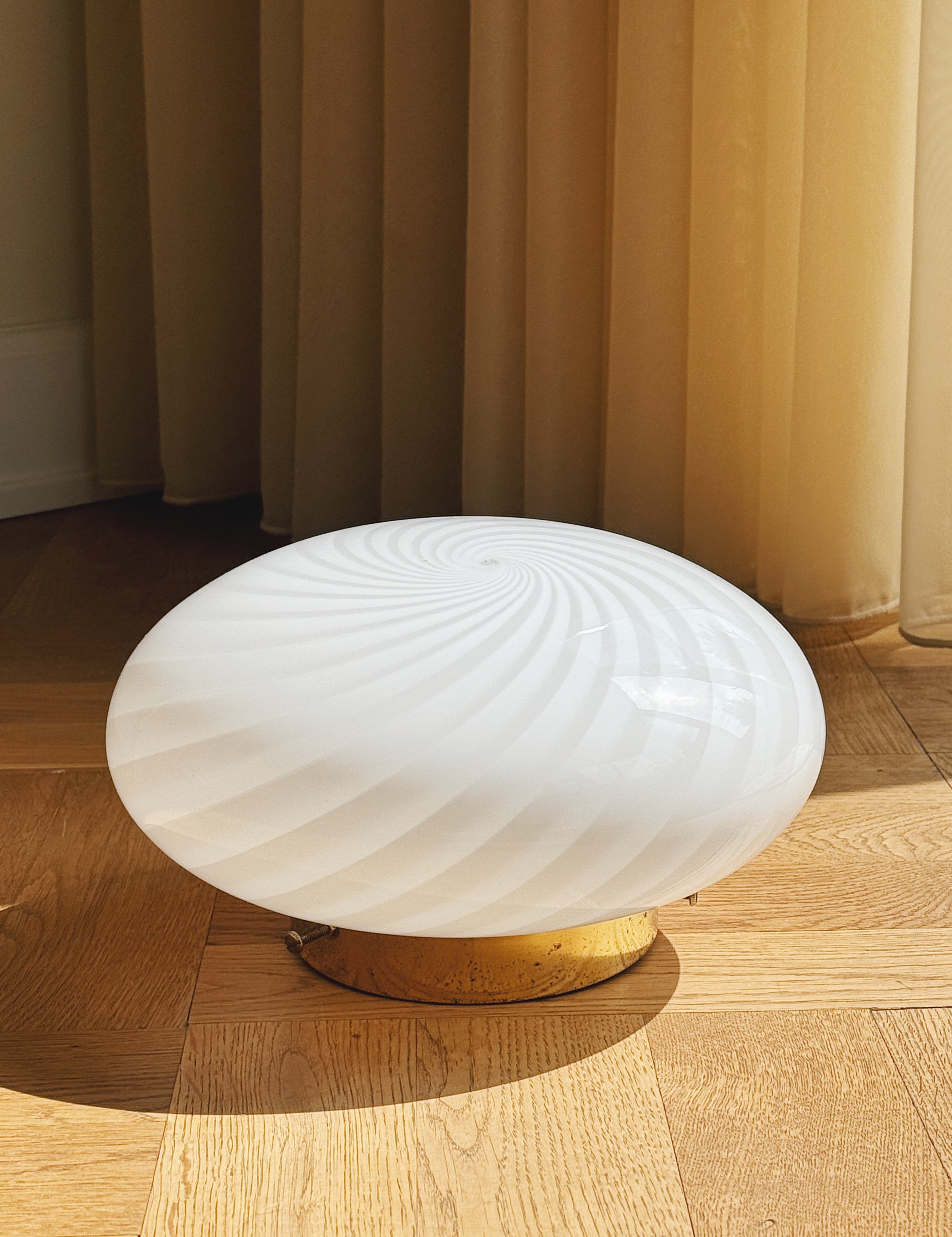 Vintage Murano plafondlampe i hvidt swirl-glas med messingbase | Ø24 cm Studio Hafnia
