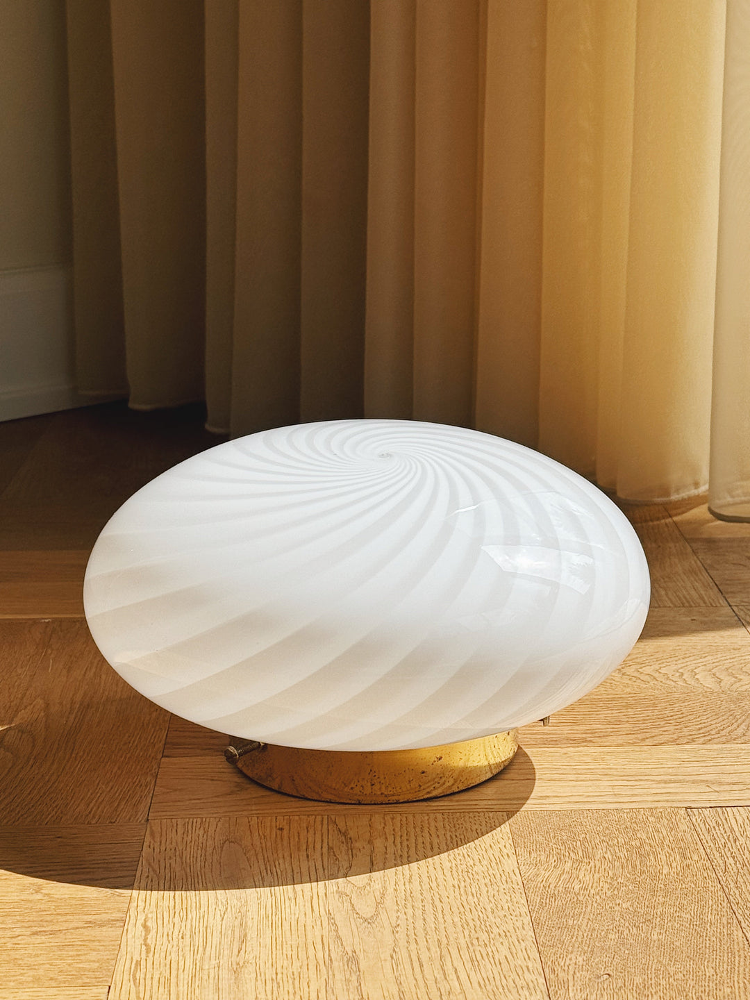 Vintage Murano plafondlampe i hvidt swirl-glas med messingbase | Ø24 cm Studio Hafnia