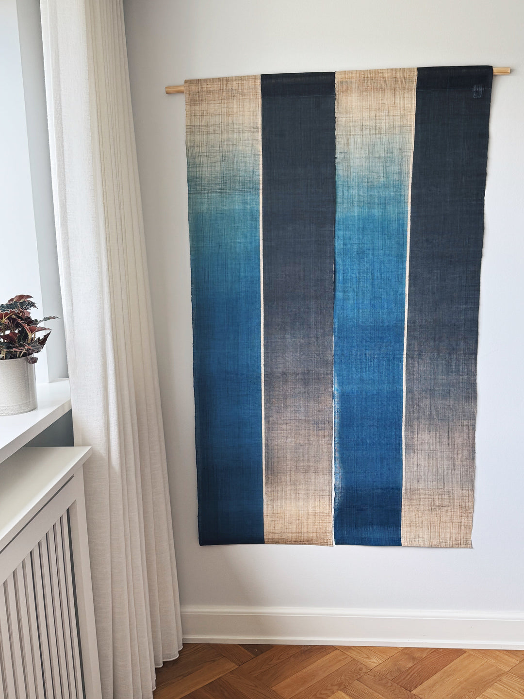 Japansk Vægtæppe i Hamp med Ophæng | Stribet i Blå & Natur | 150 × 88 cm  STUDIO HAFNIA