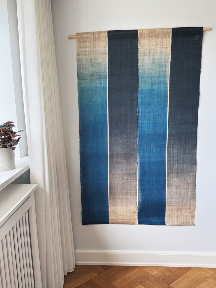 Japansk Vægtæppe i Hamp med Ophæng | Stribet i Blå & Natur | 150 × 88 cm  STUDIO HAFNIA