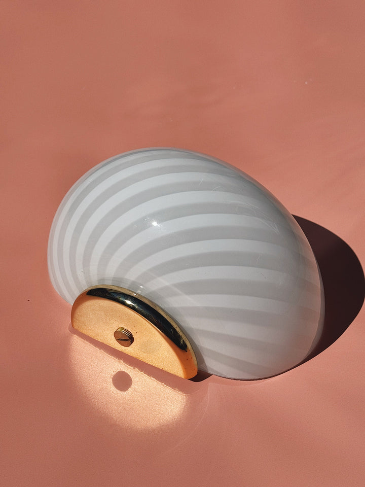 Vintage Murano Væglampe i Hvid Swirlglas med Messingbeslag – L22 cm Studio Hafnia