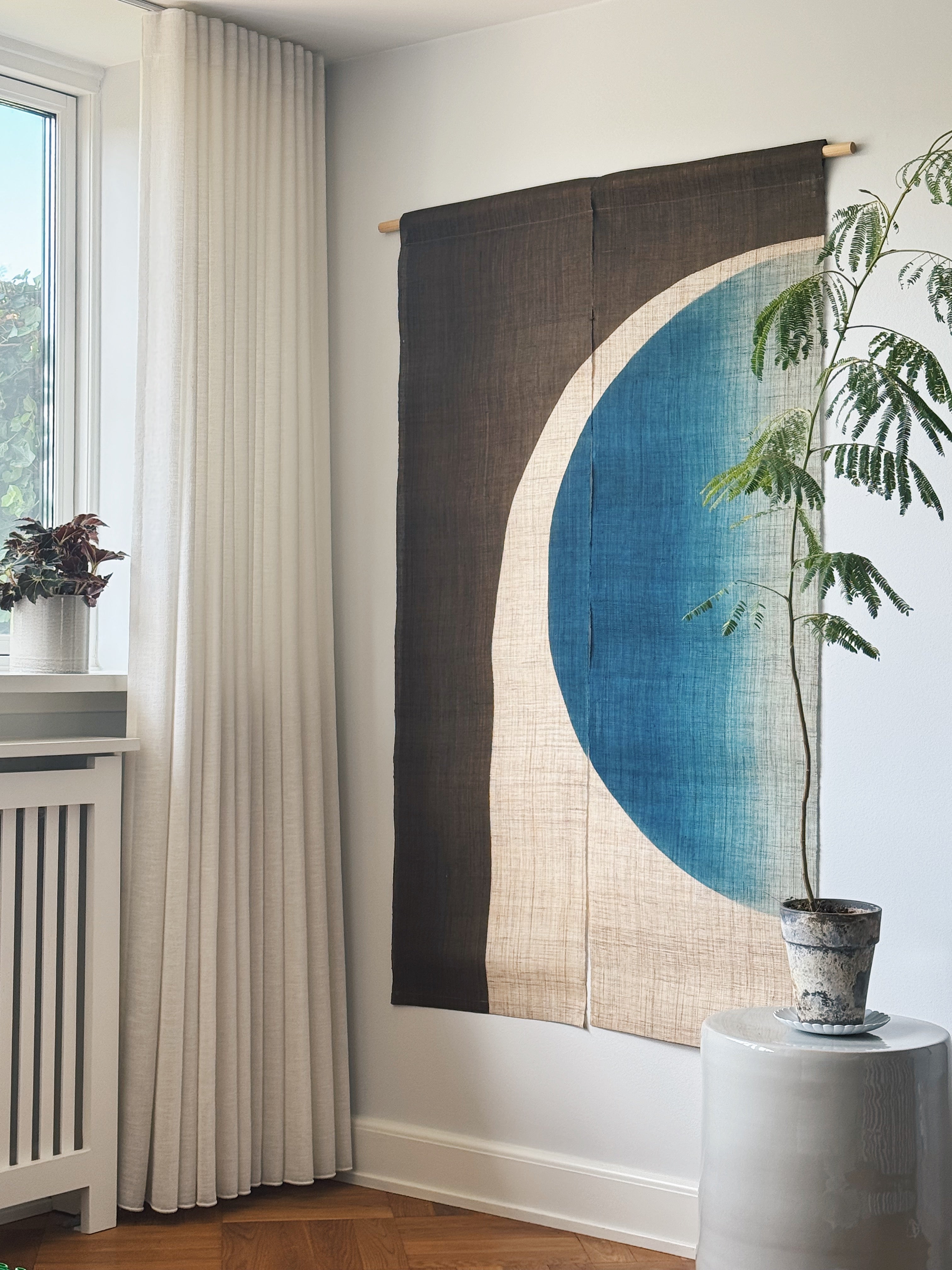 Japansk Vægtæppe i Hamp med Ophæng | Halvcirkelmotiv i Khaki &amp; Blå | 150 × 88 cm Studio Hafnia