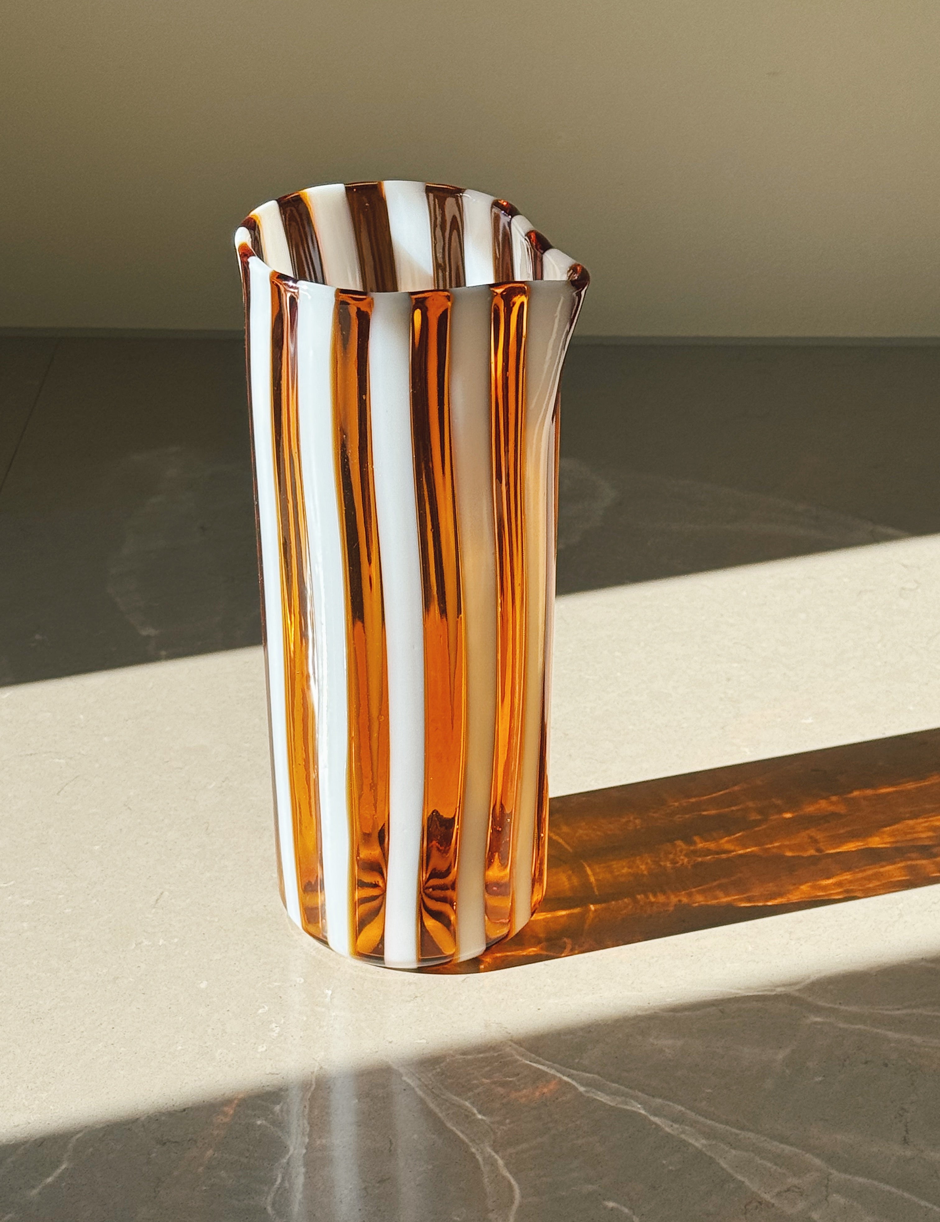 Håndblæst Murano Karaffel i Gio Ponti-stil – Lys Saltkaramel m. Hvide Striber Studio Hafnia